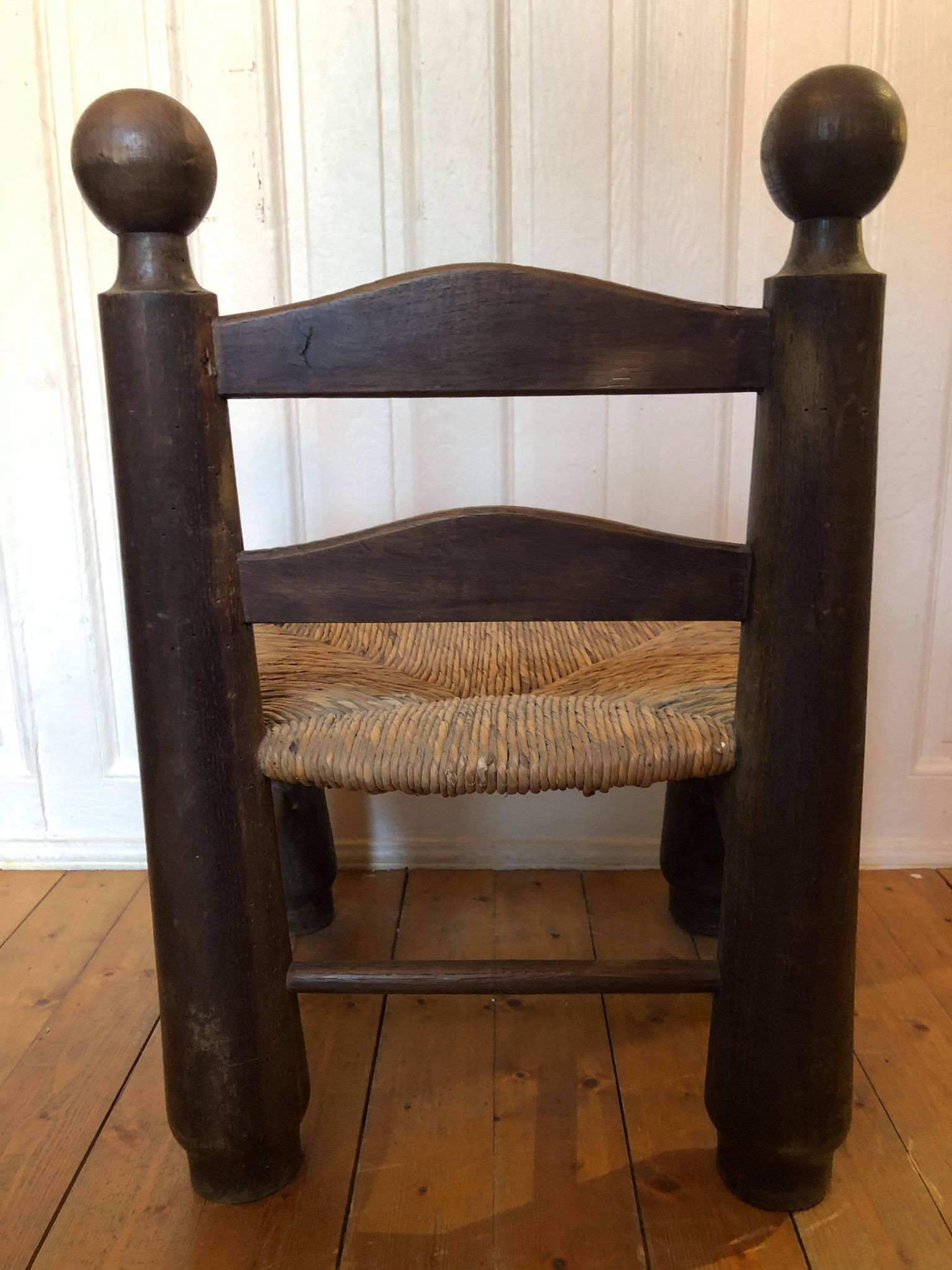 Chaise basse de montagne en bois et paille