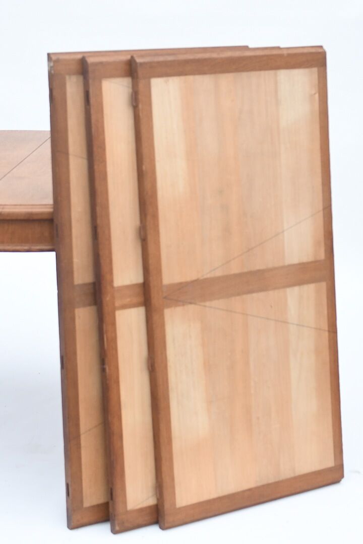 Oval dining room table