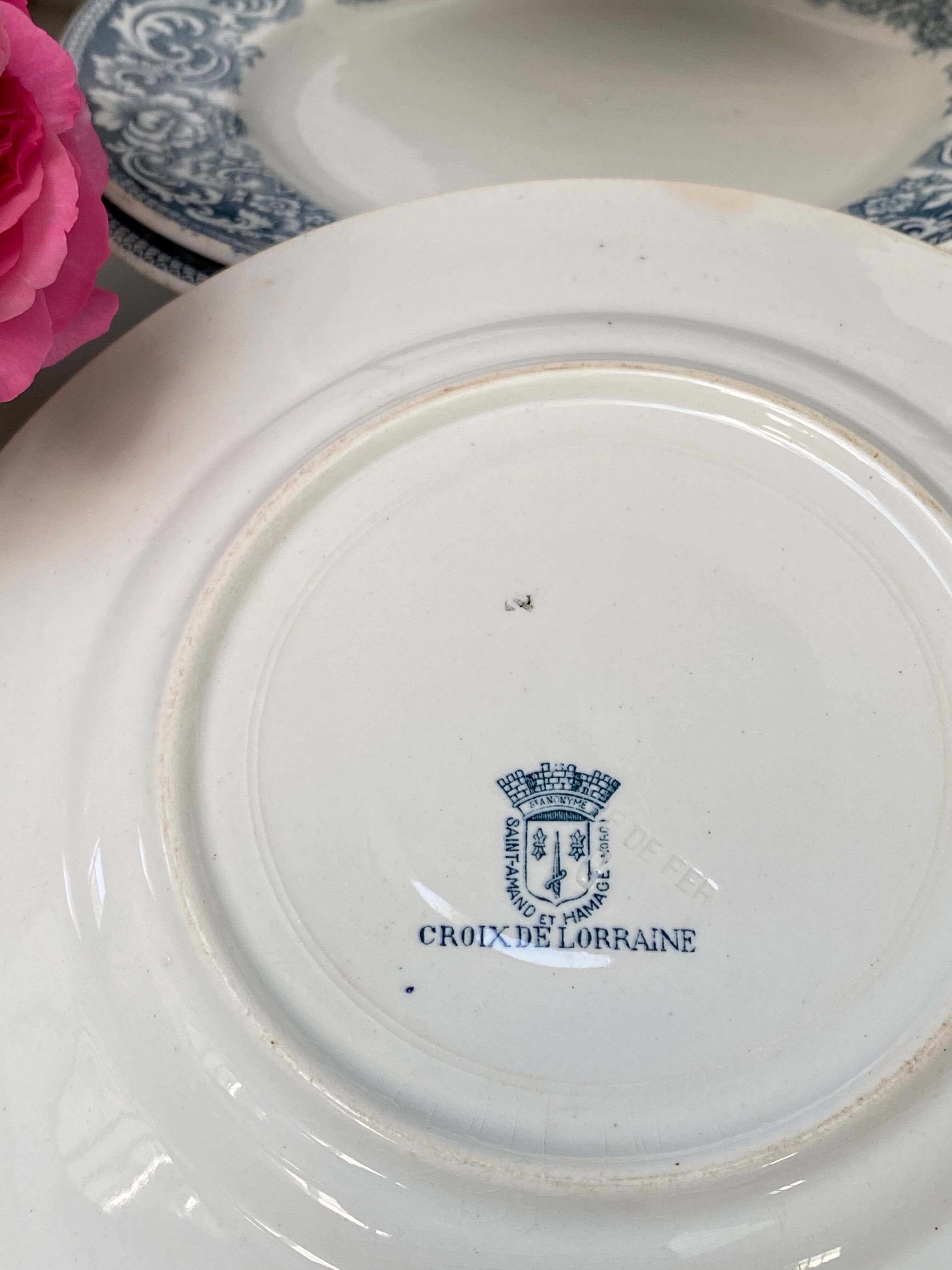 Flat plates Iron Earth, St Amand