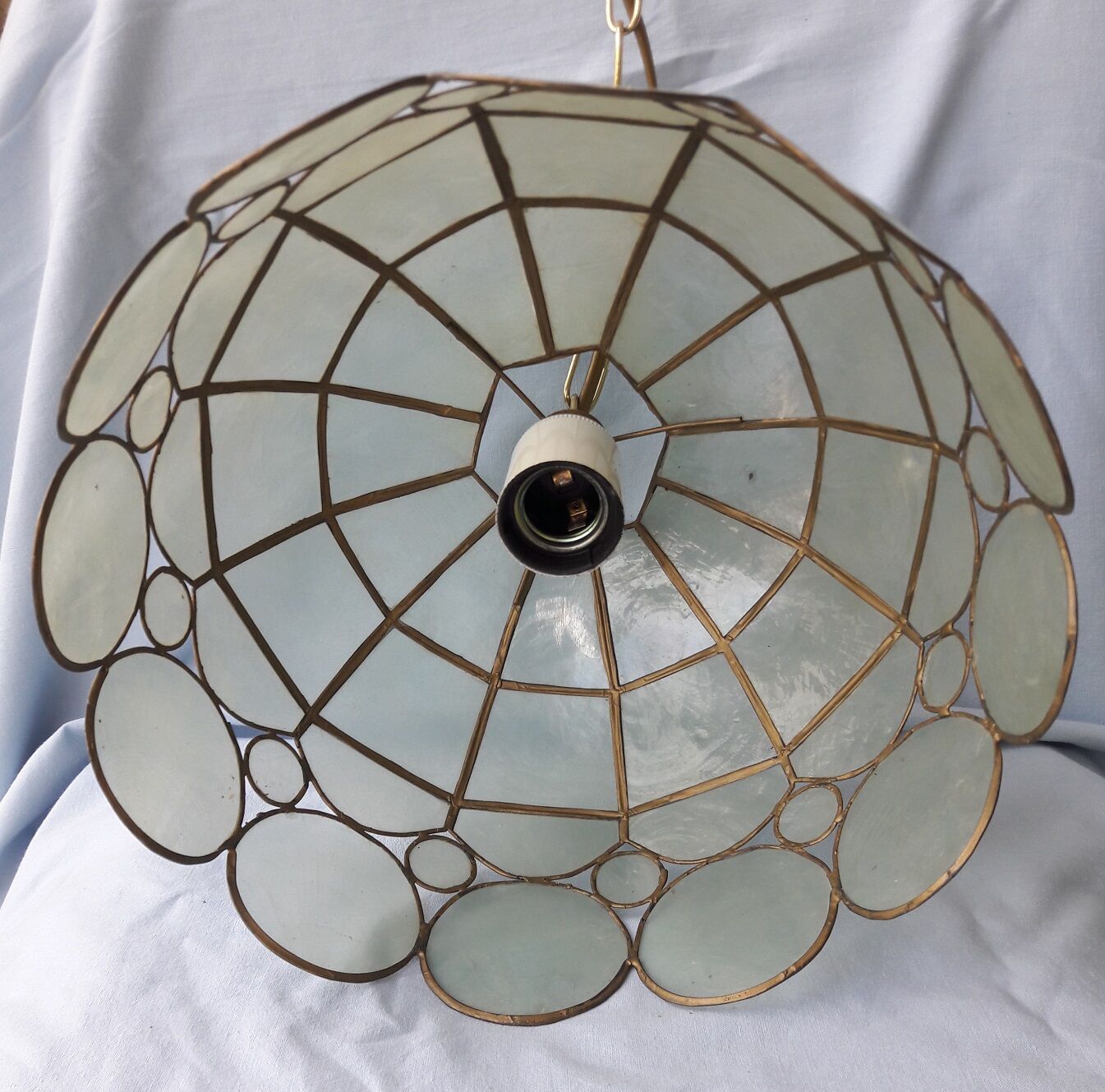 Mother-of-pearl suspension