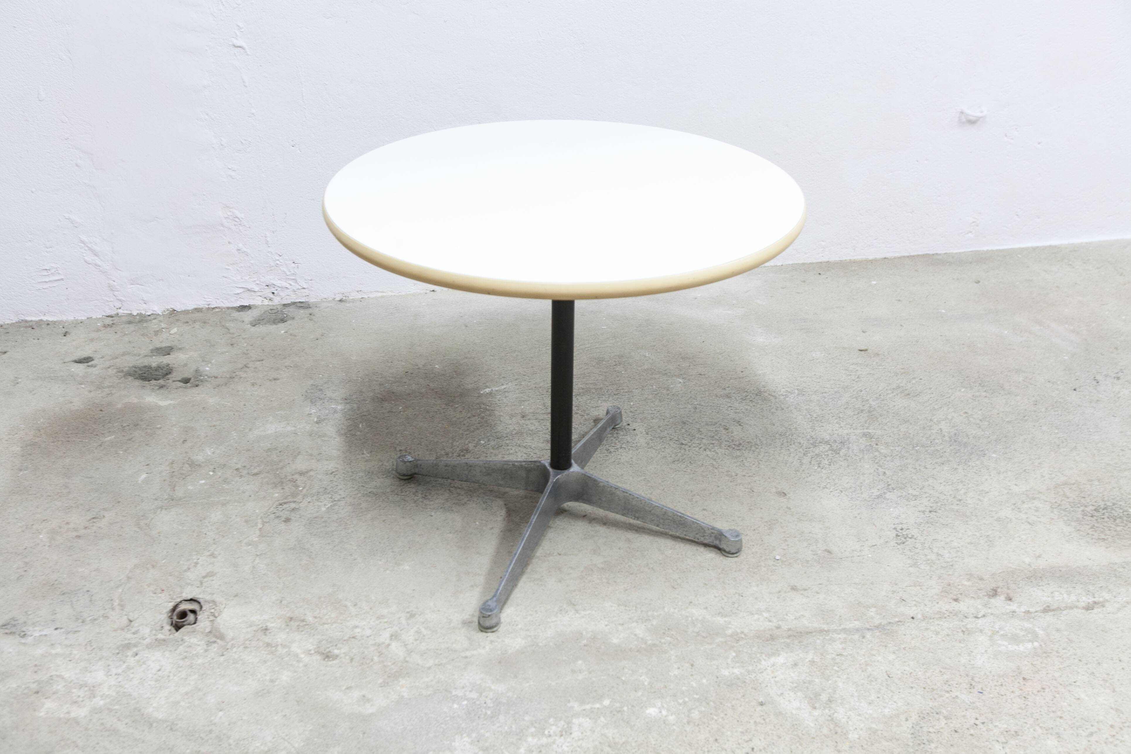 Table a café vintage par Charles et Ray Eames pour Hermann Miller; Suisse 1960 H 65cm