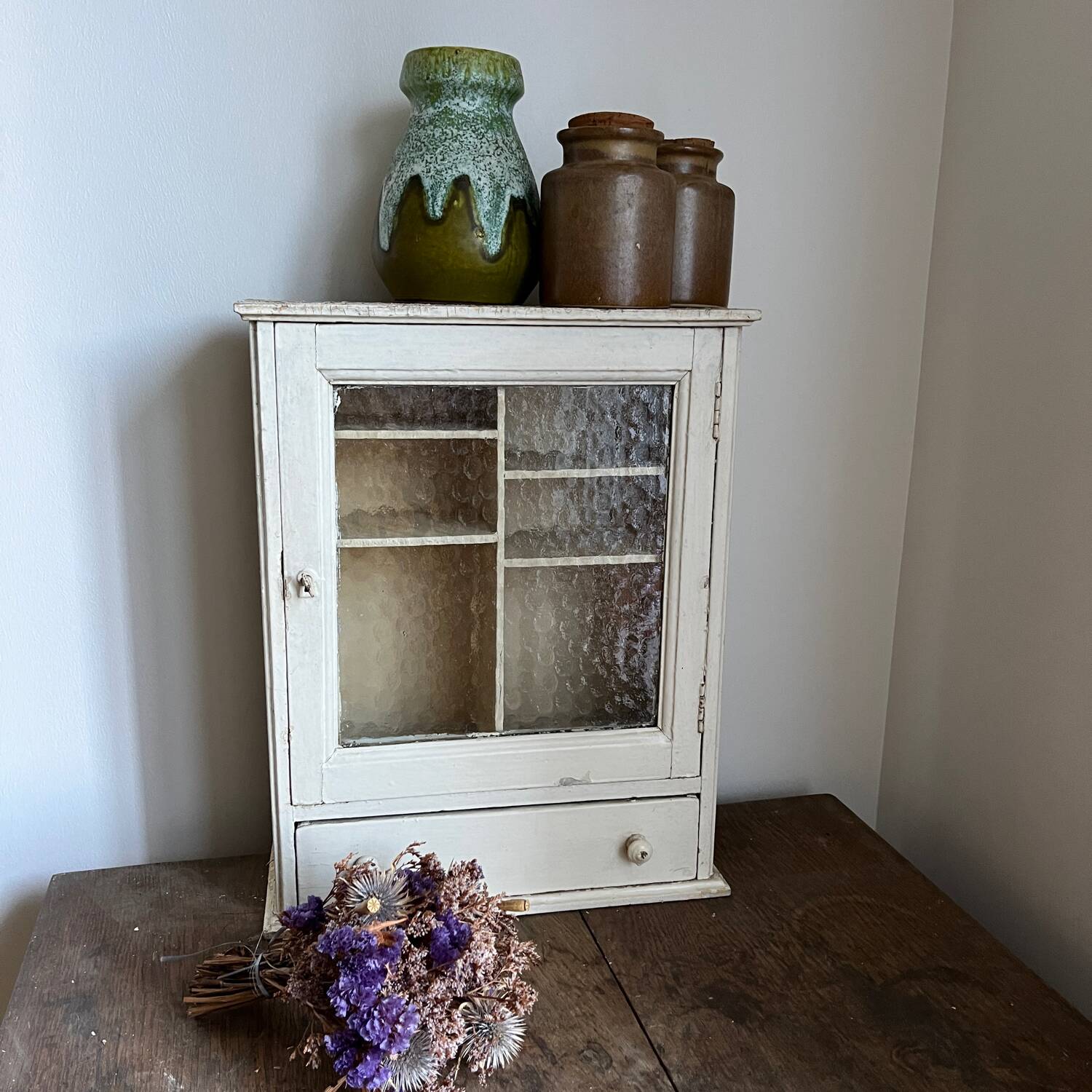 Armoire à pharmacie dans sa patine