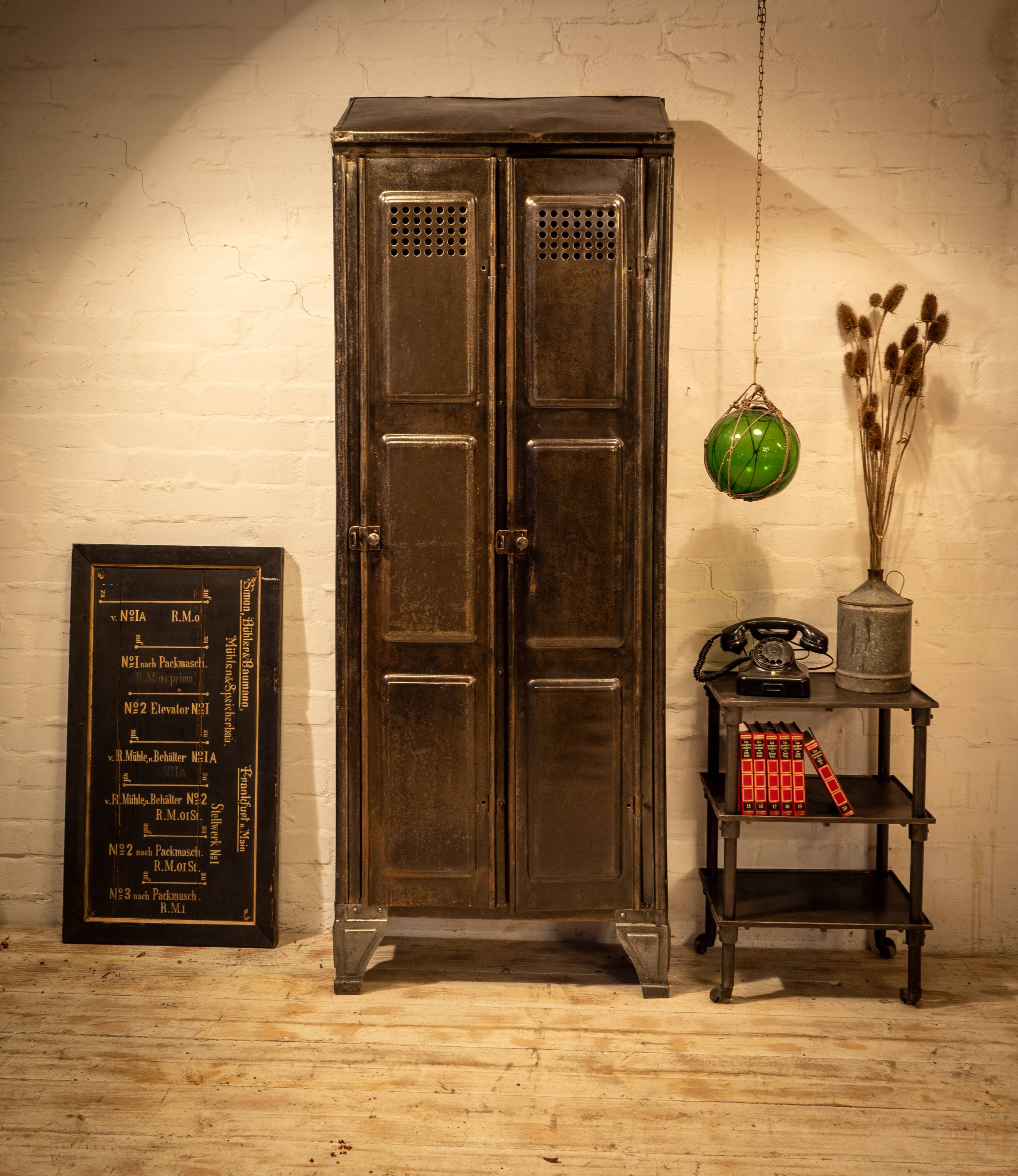 Armoire industrielle noire