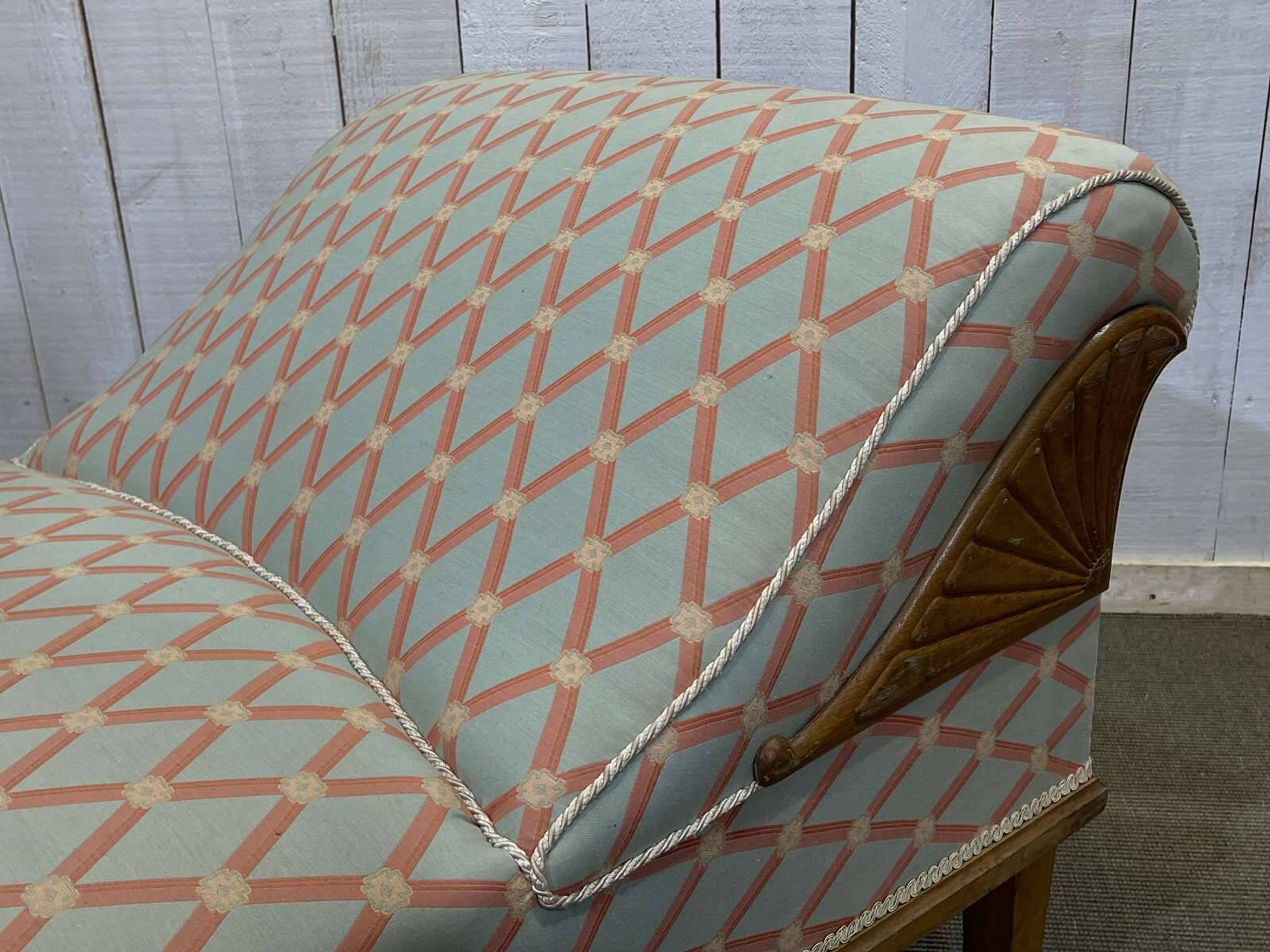 English daybed from the early 20th century in oak, some stains on the fabric