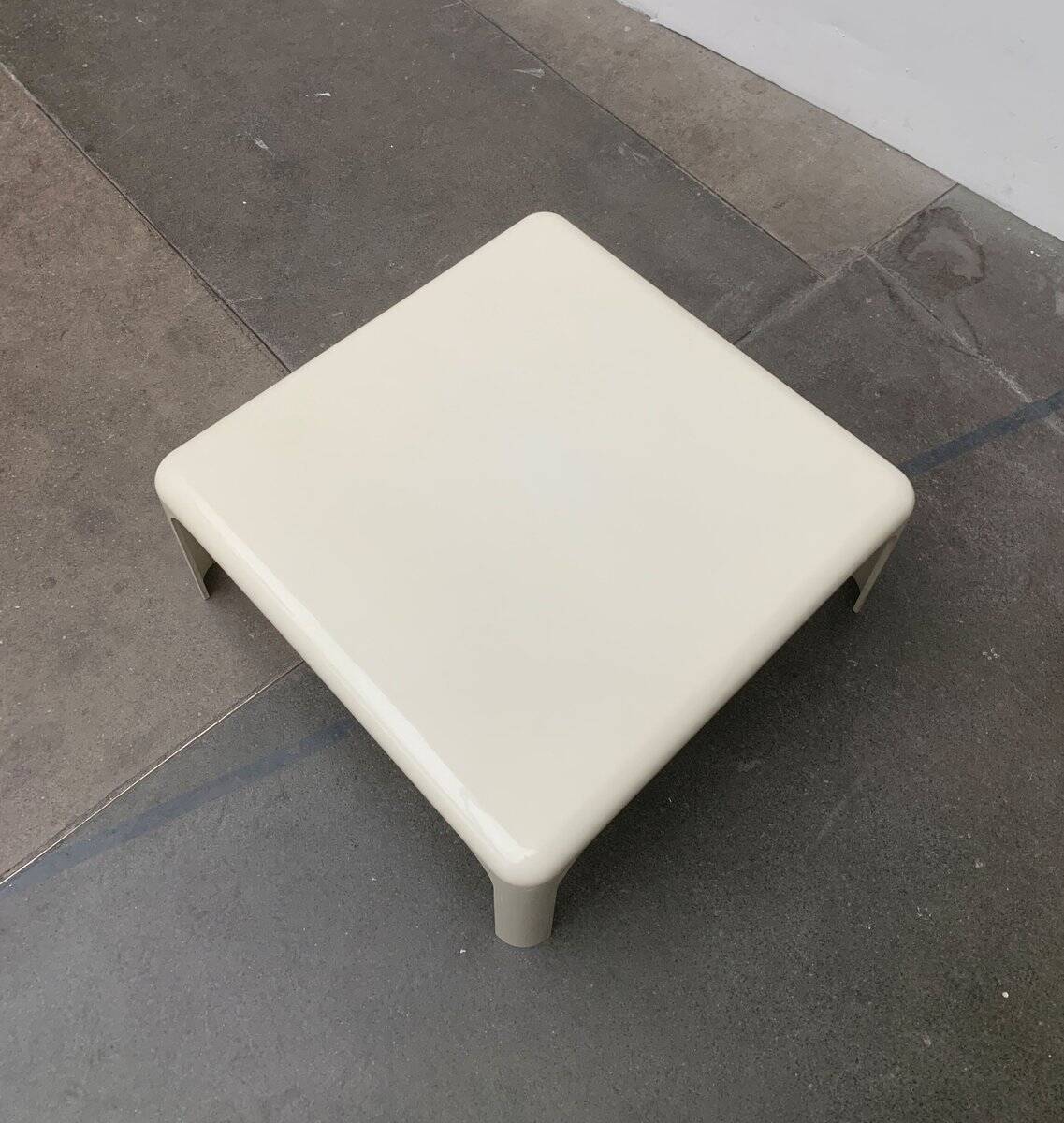 Demetrio lounge coffee table from the Italian space age of the mid-century by Vico Magistretti for Artemide.