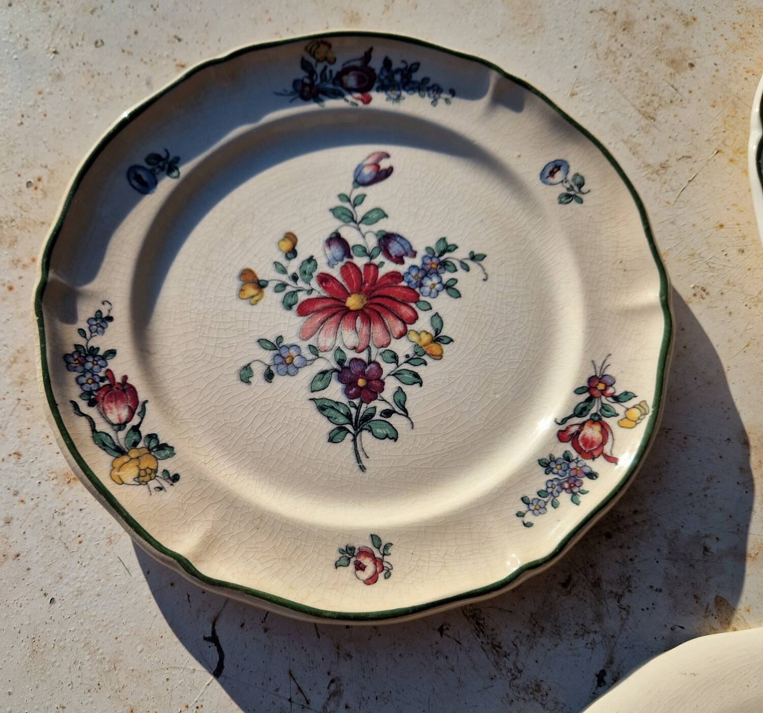 Set of 1 dinner plate and 4 dessert plates Villeroy Boch model 1562.