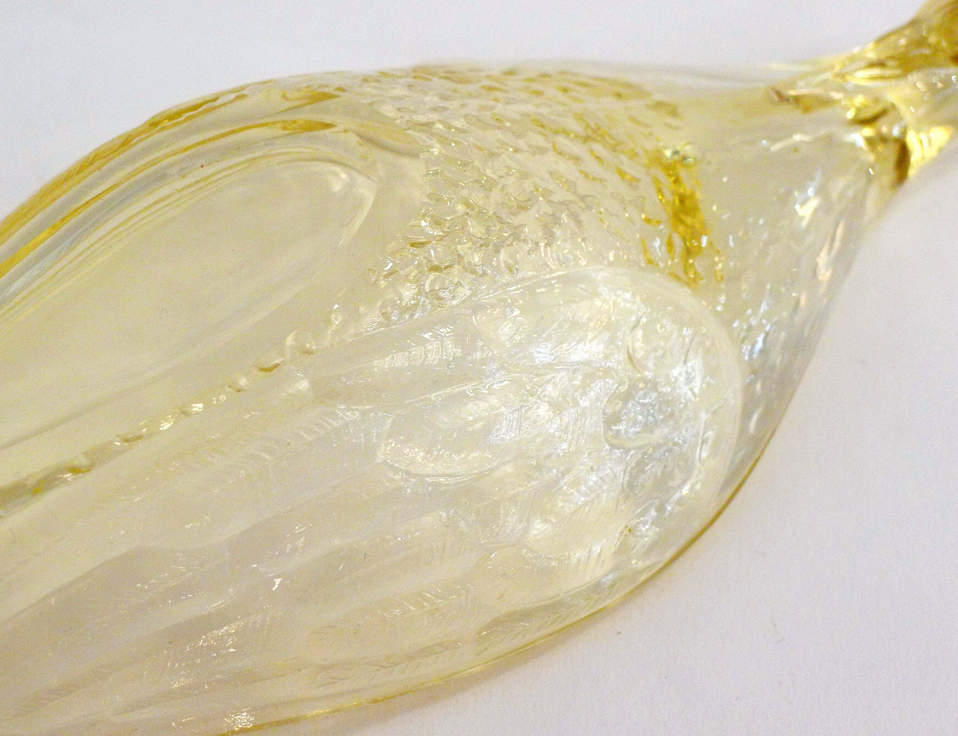 Plat coupe oiseau, en verre cristallin jaune pâle