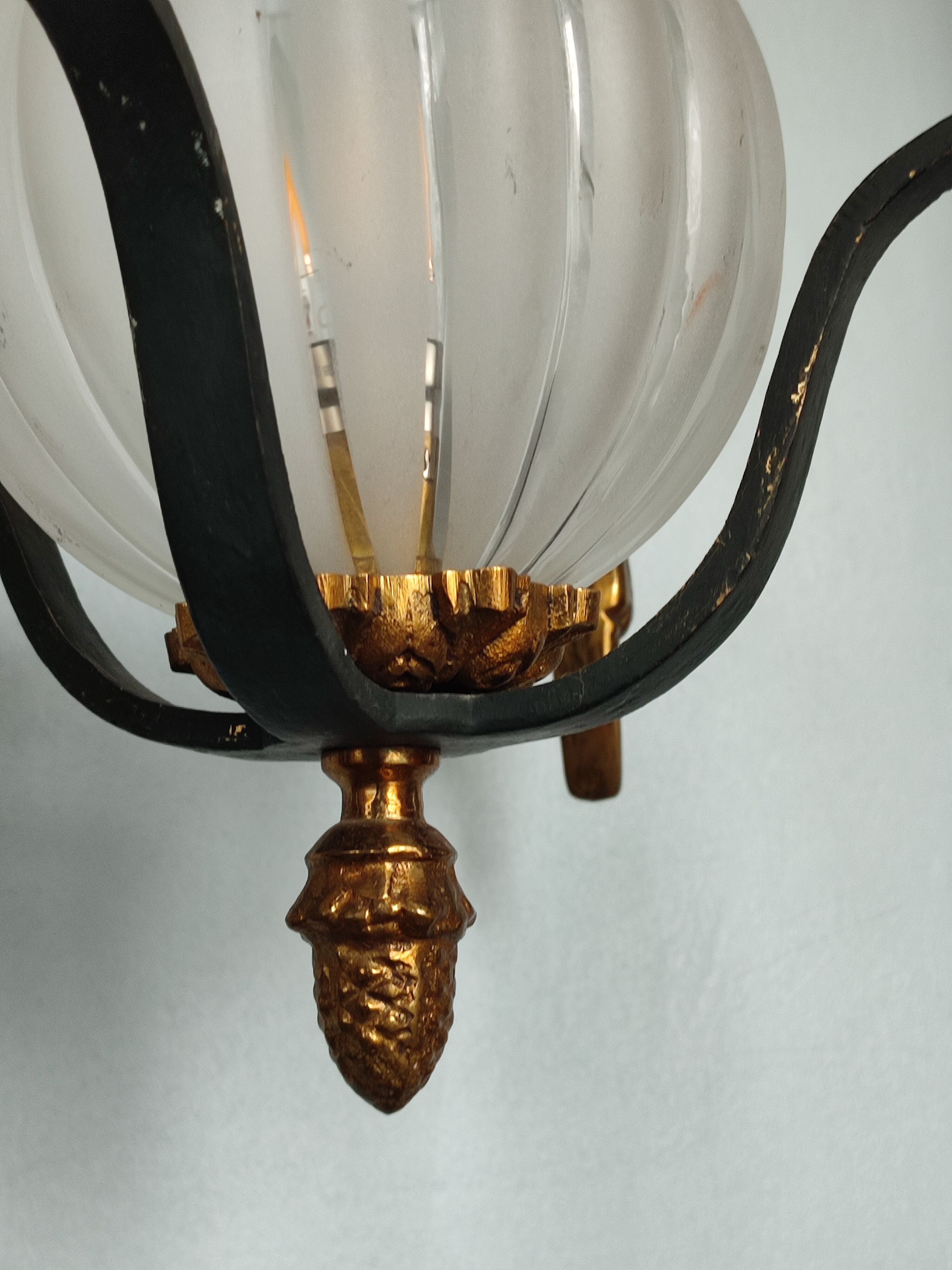 Lustre ancien en bronze avec son globe