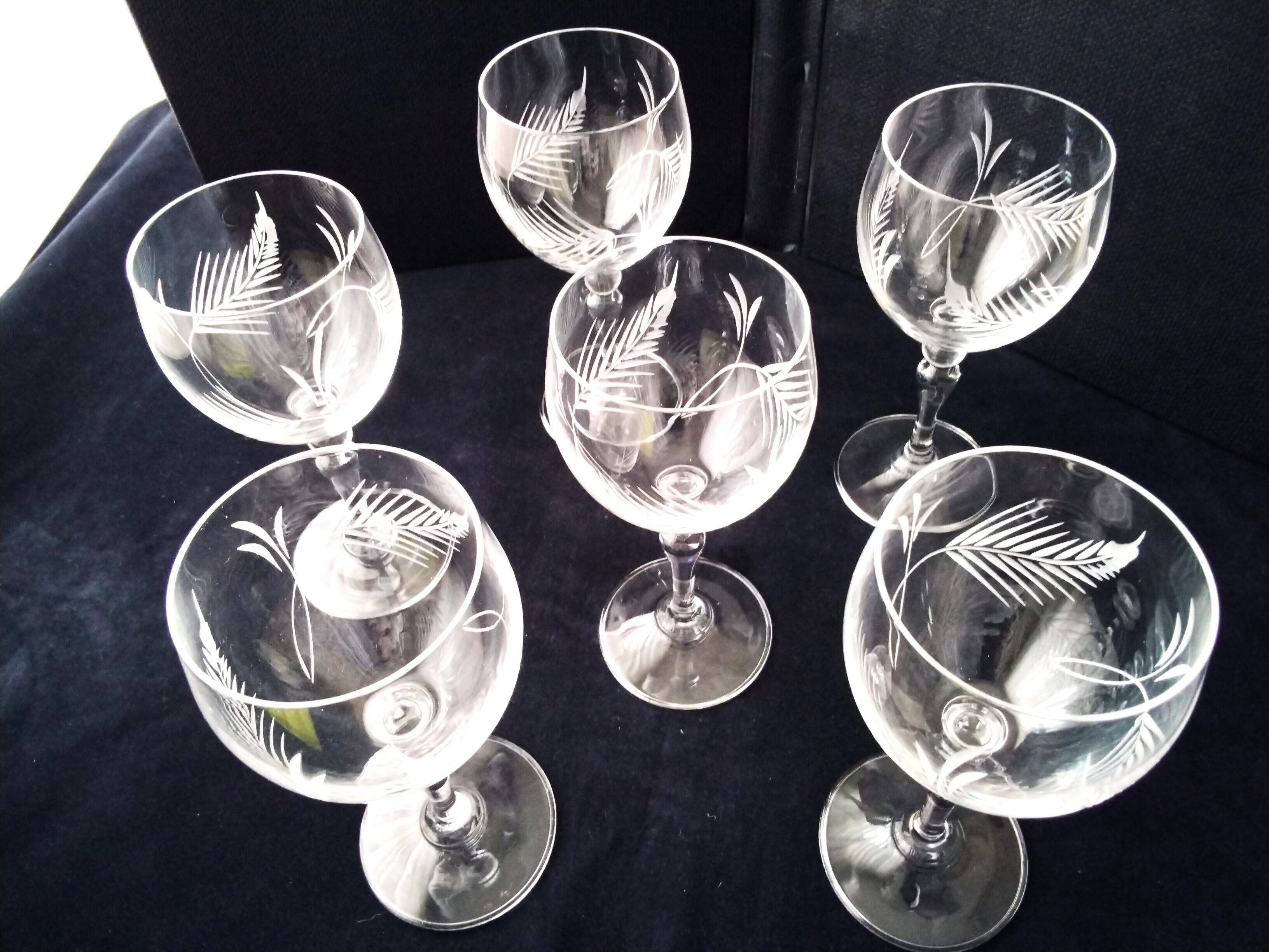 6 crystal wine glasses with a frosted design