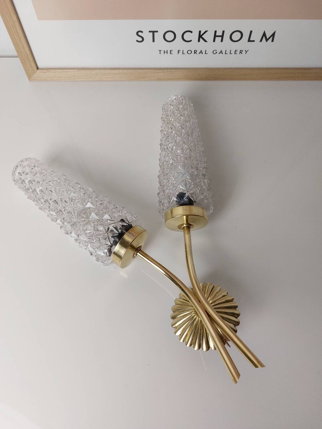 Gold wall light with diamond tips