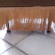 Pouf en velours jaune or