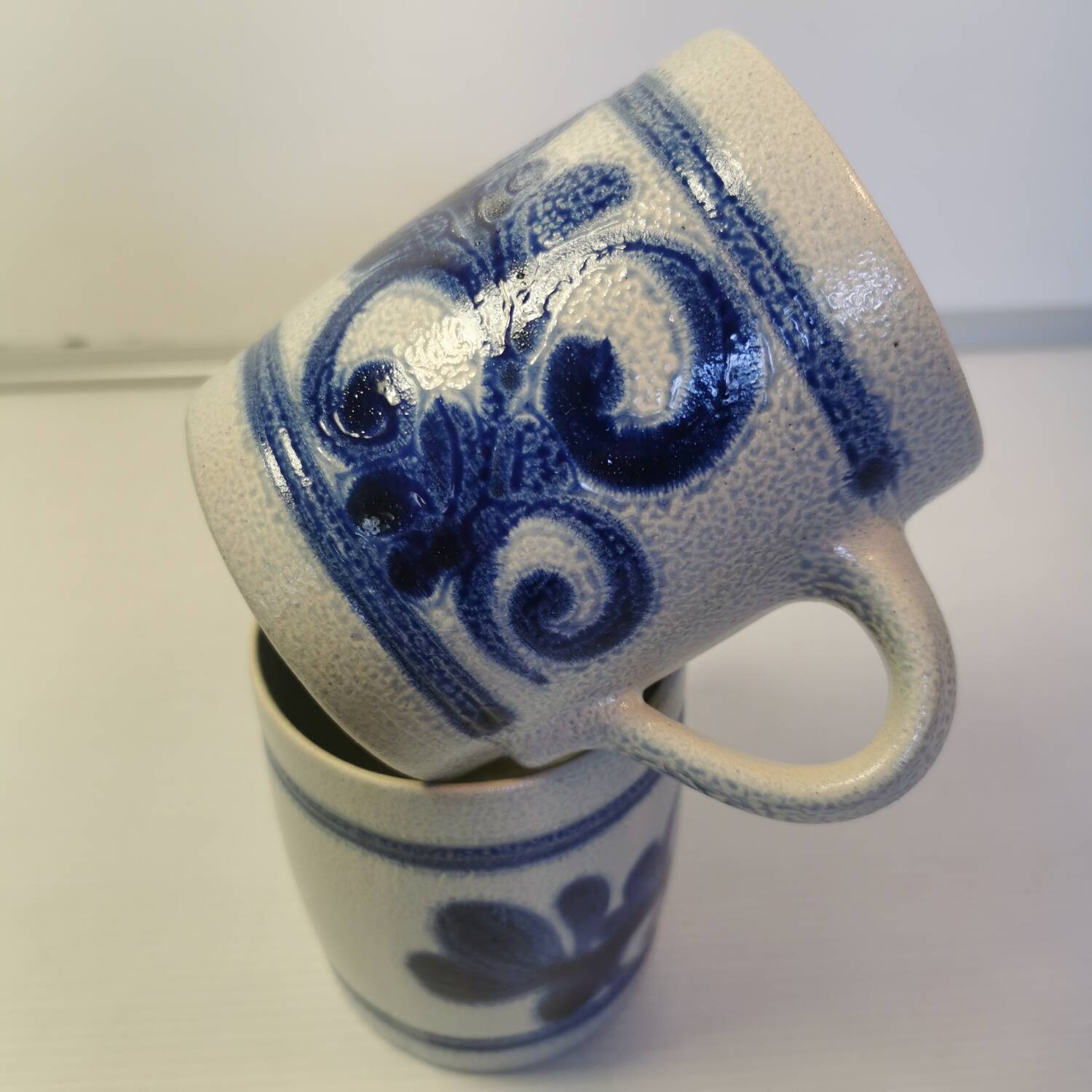 Ensemble de 2 mugs en grès émaillé au sel bleuit à la main, gris-bleu, motifs traditionnels