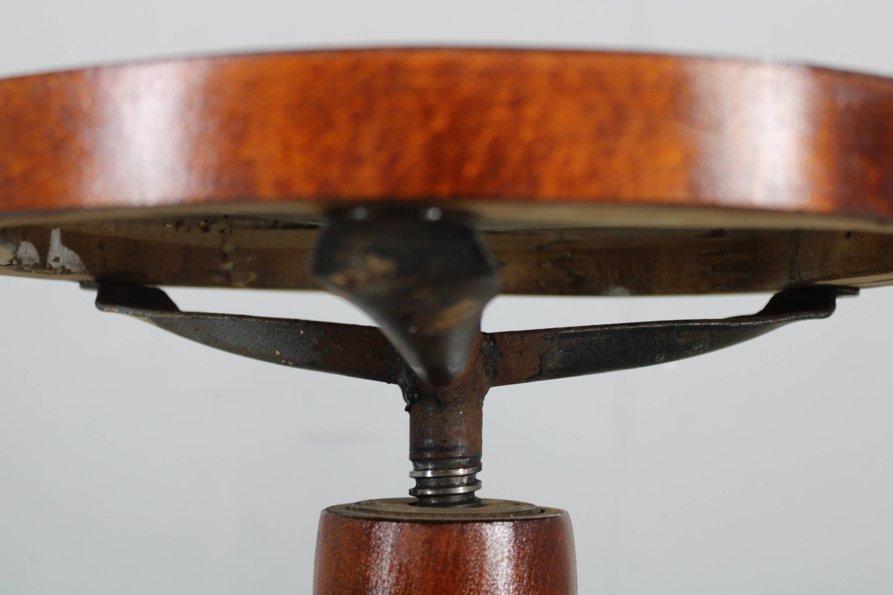 Restored adjustable bentwood piano stool, Czechoslovakia, 1930s — Art Deco Thonet