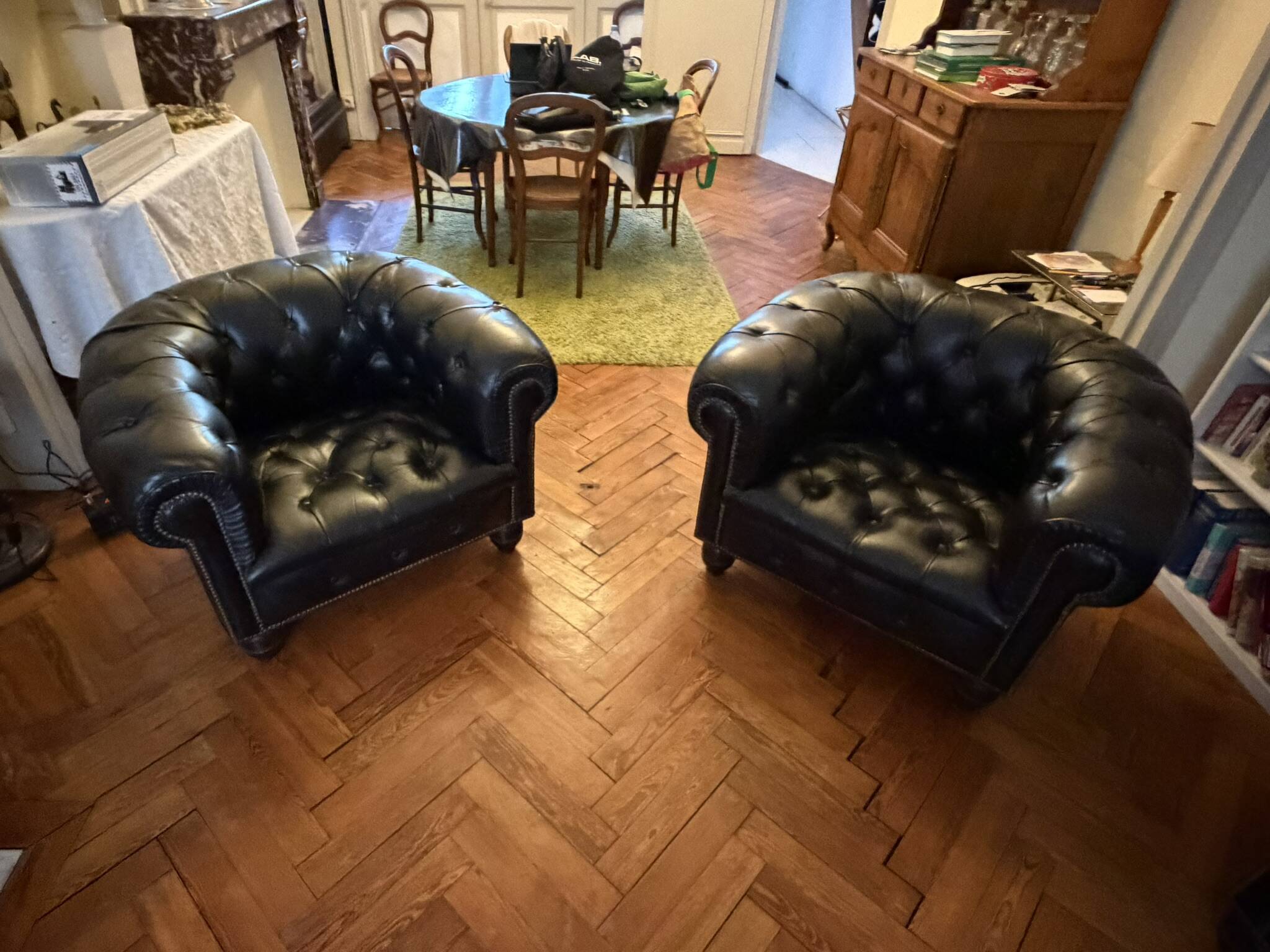 Canapé Chesterfield cuir noir + paire de fauteuils