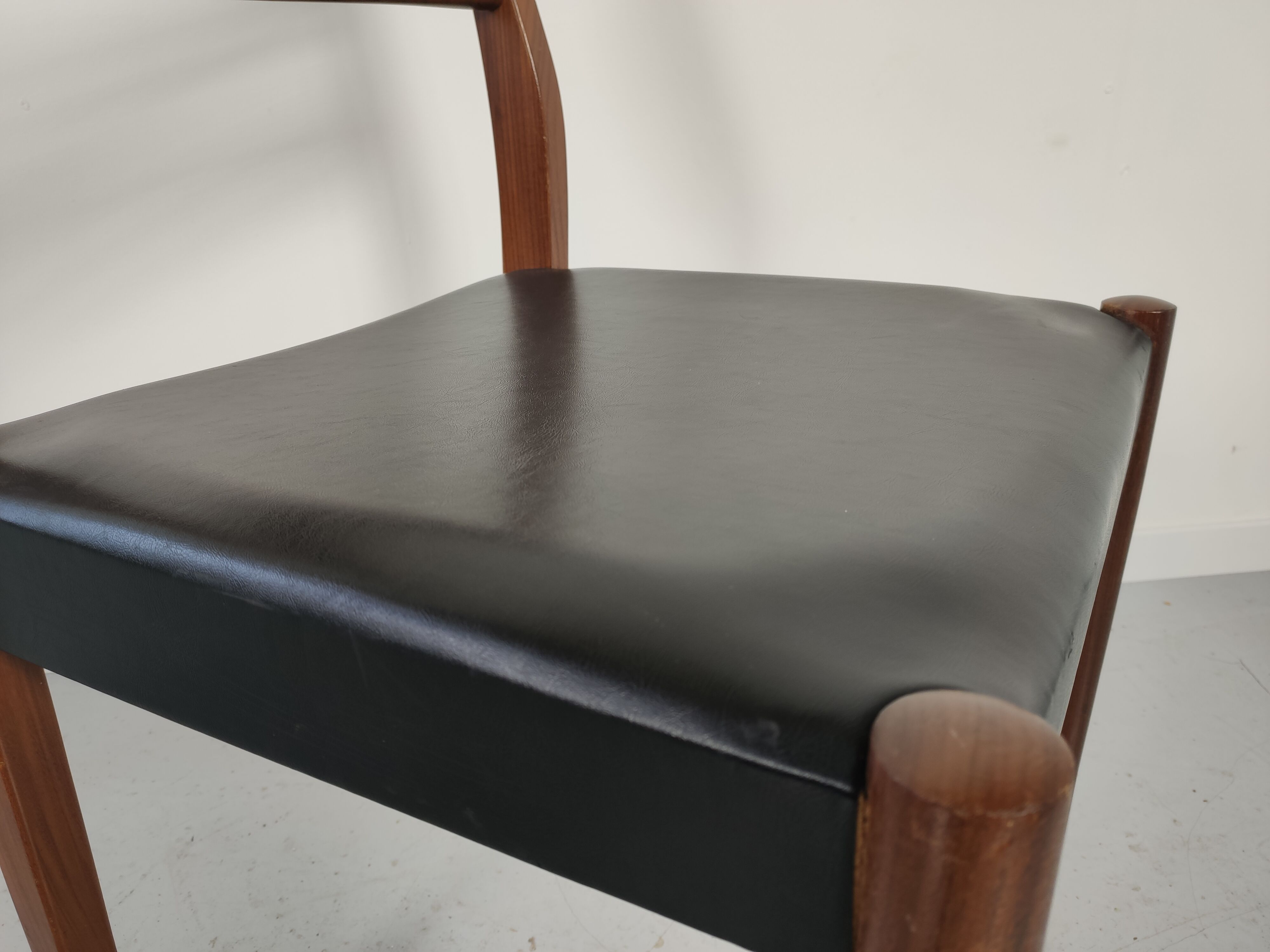 Lot of 6 vintage skai Scandinavian chairs 60s/70s