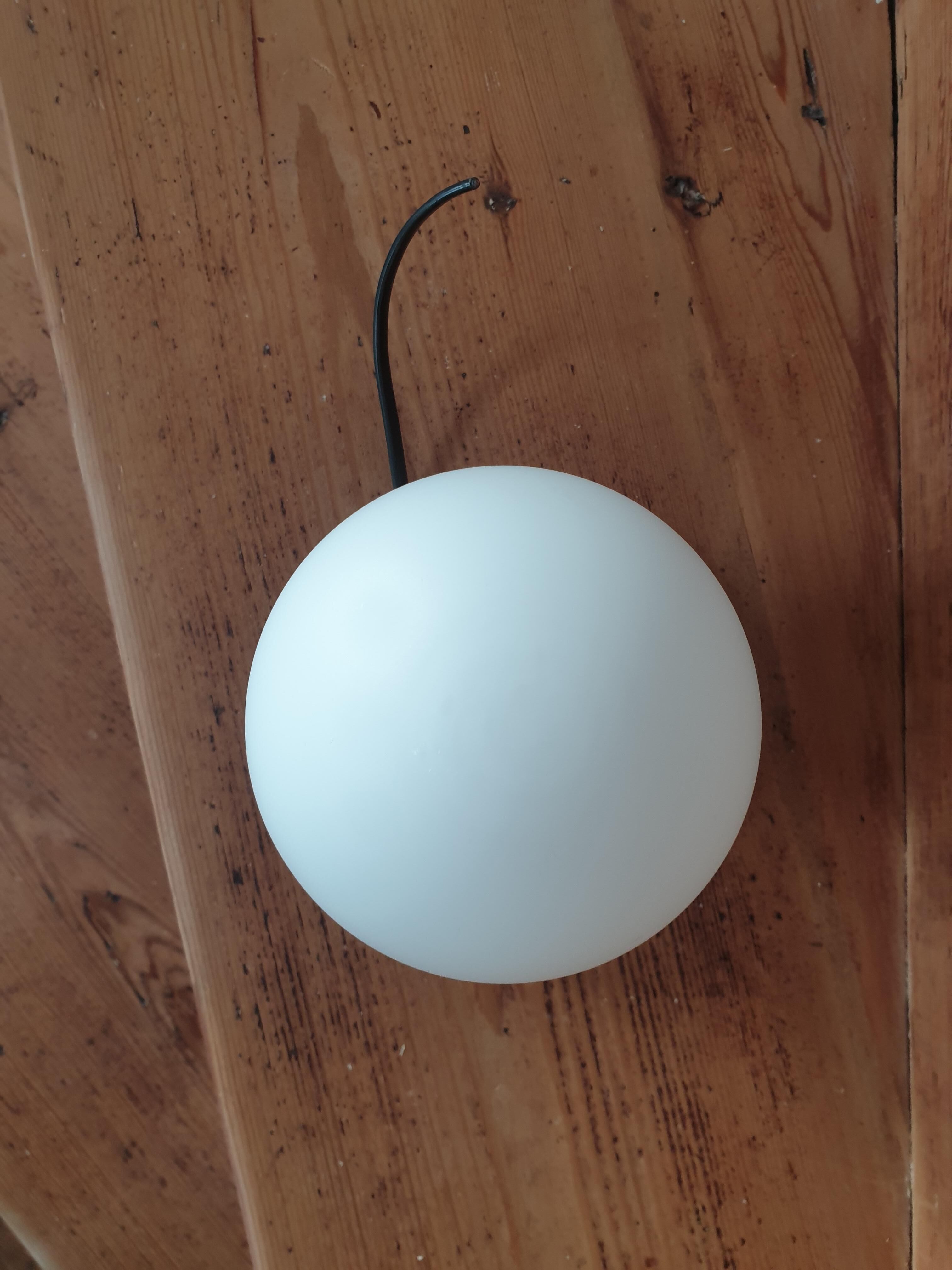 Apply matte white opaline ball