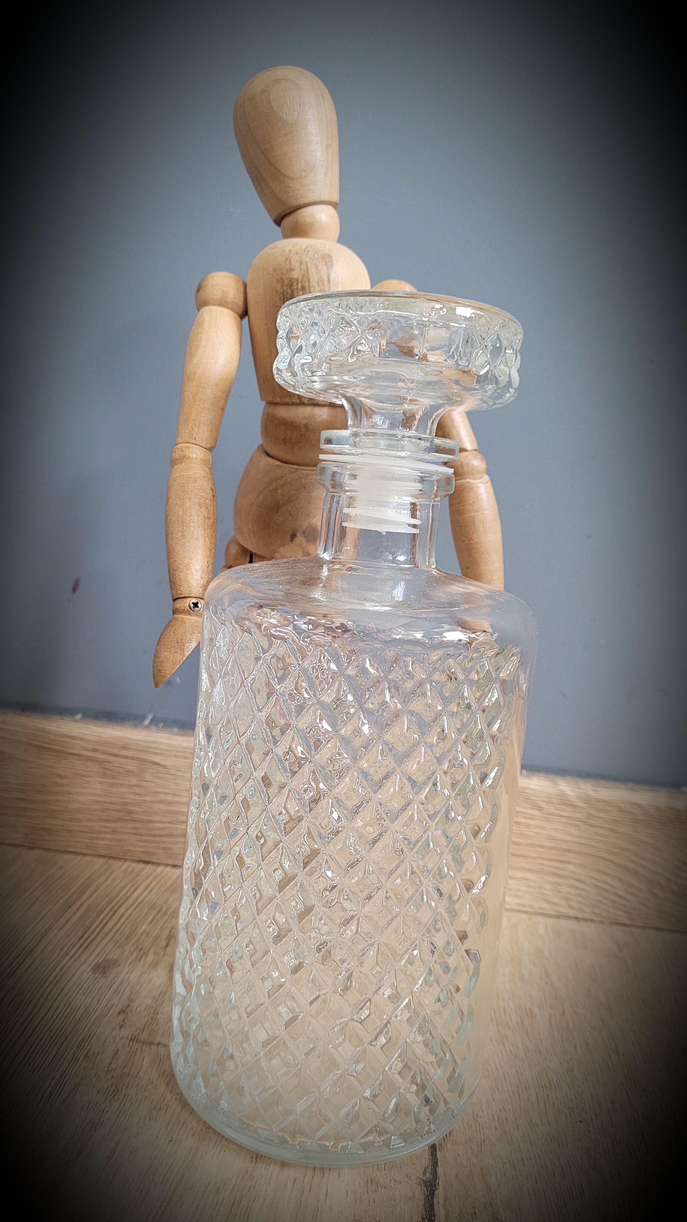 Chiseled round carafe