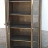 Armoire en métal vert ancien vitrée