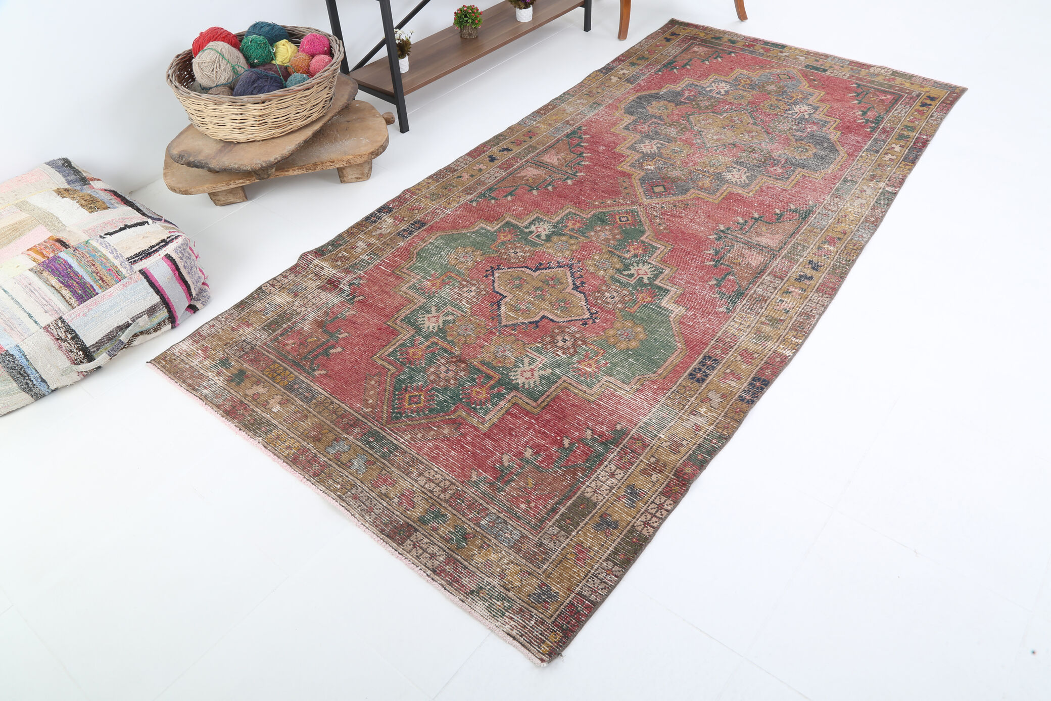 4x9 traditional hand-made vintage rug 284x134cm