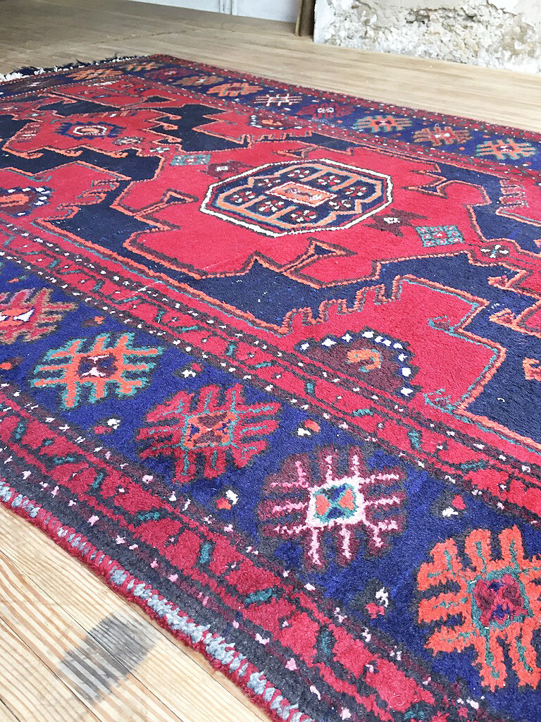 Hand knotted Persian rug - 210x126cm