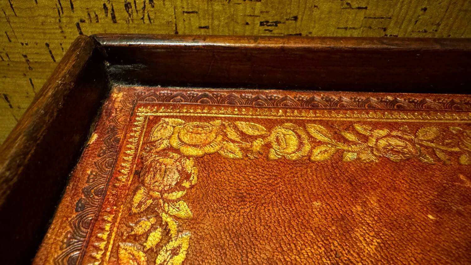 Mahogany and leather coffee table from the 19th century.