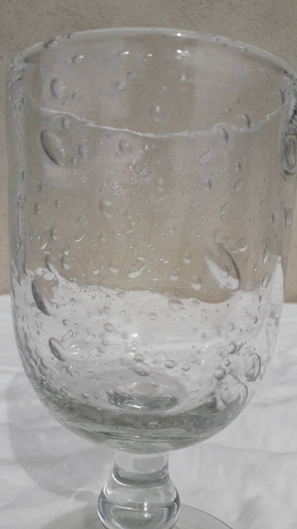 Verre bullé à pied