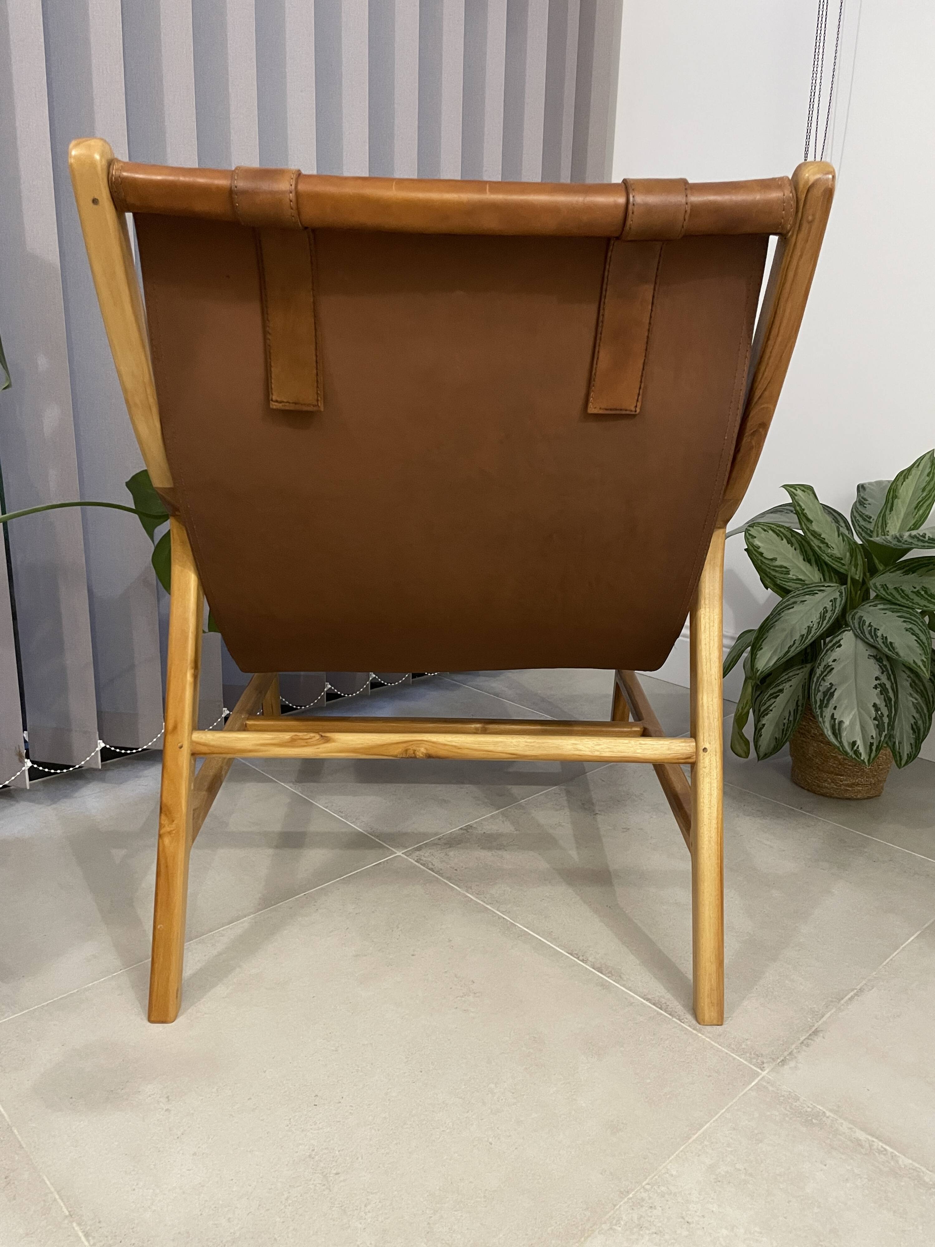 Colonial armchair in leather and wood