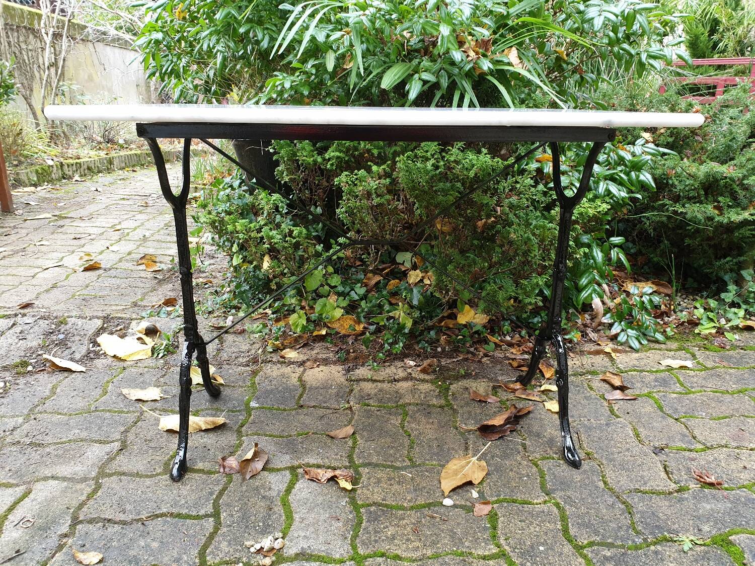 Table bistrot en marbre de carrare et fonte
