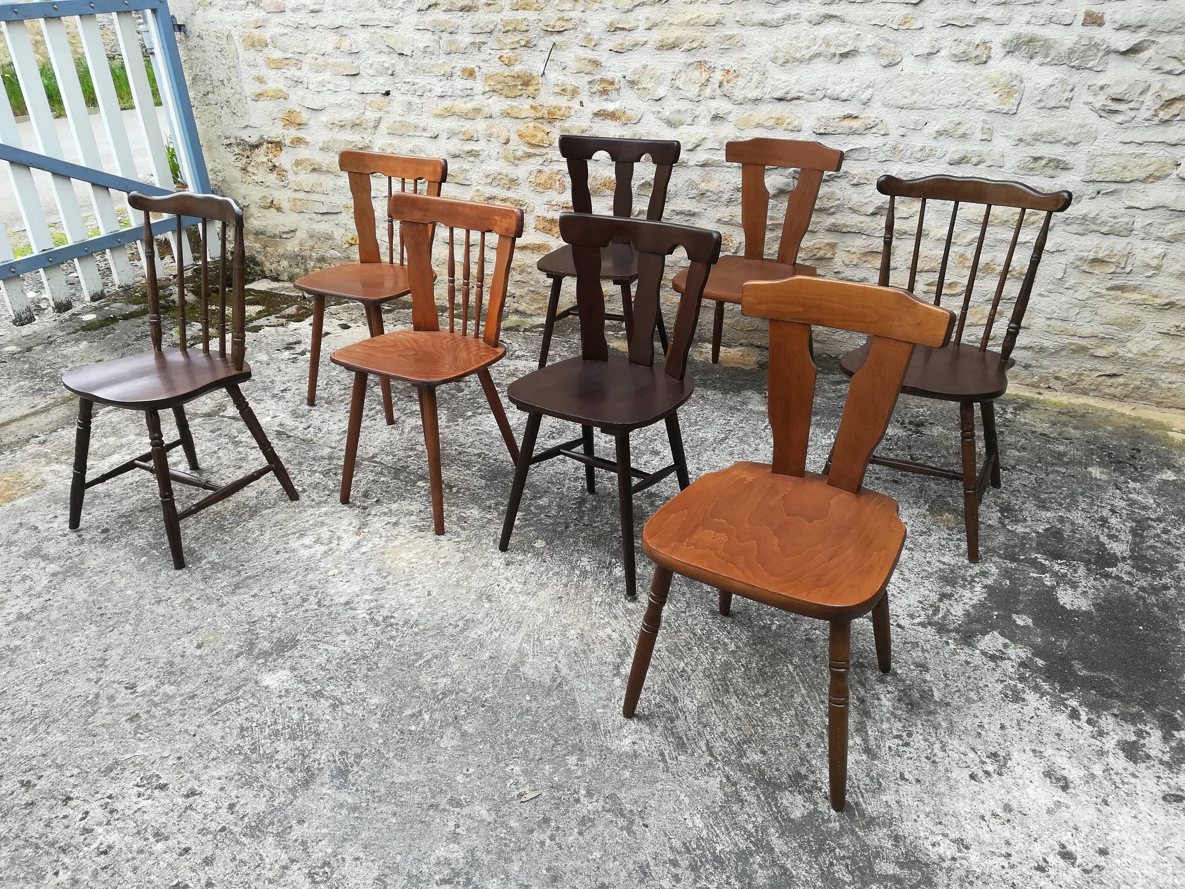Chaises de bistrot dépareillées