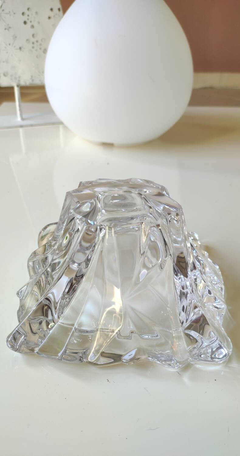 Crystal pocket emptier in the shape of a cut diamond. Baccarat style. Diameter 15cm