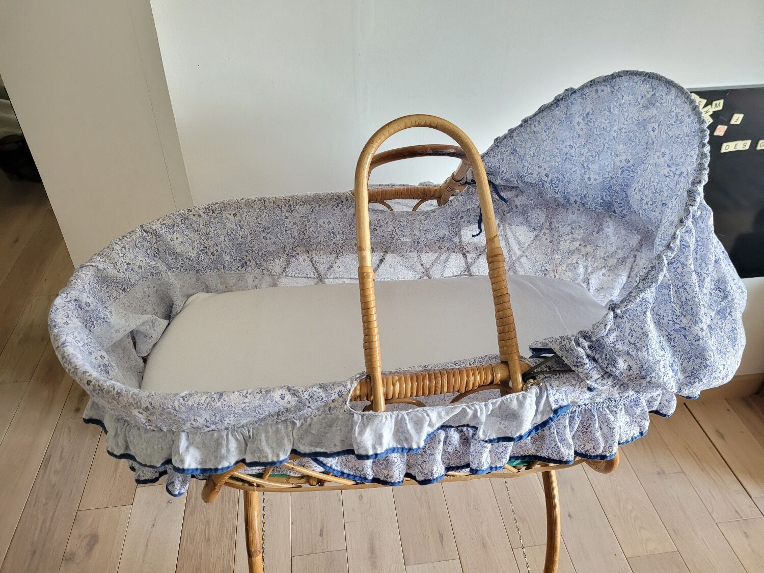 Rattan bassinet with support