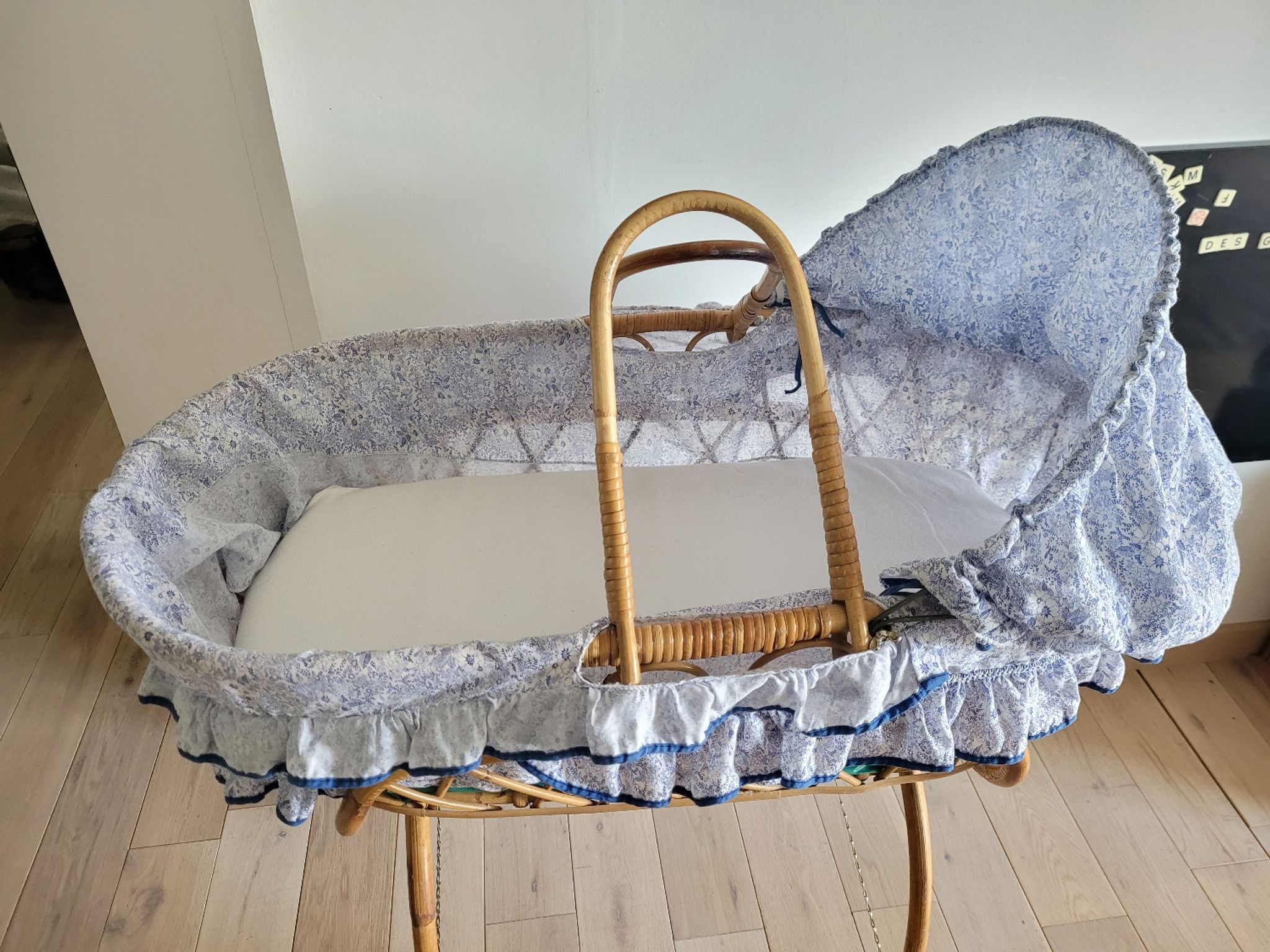 Rattan bassinet with support