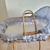 Rattan bassinet with support
