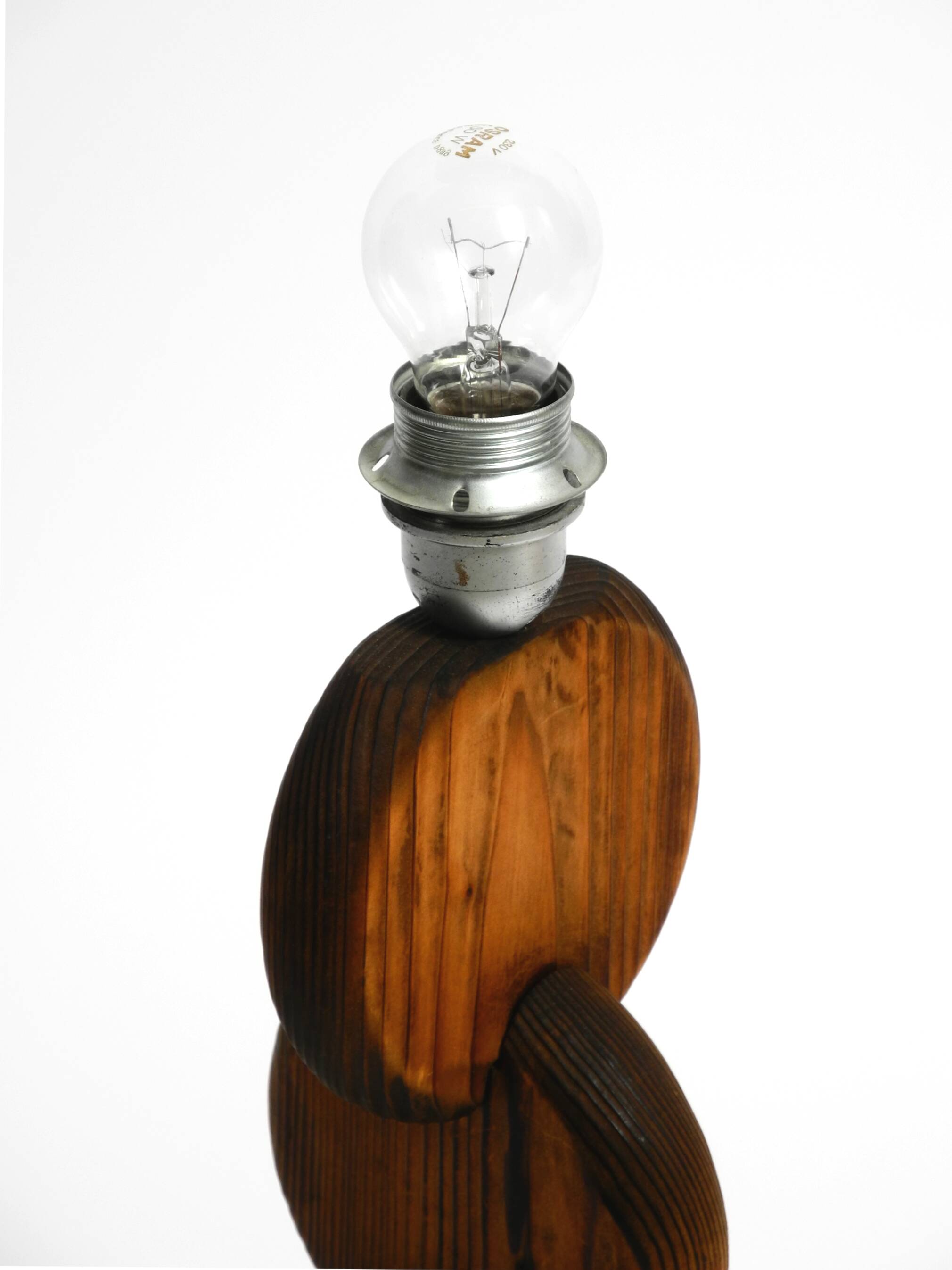 Grande lampe de table rare et magnifique des années 1960 par Temde en bois de pin.