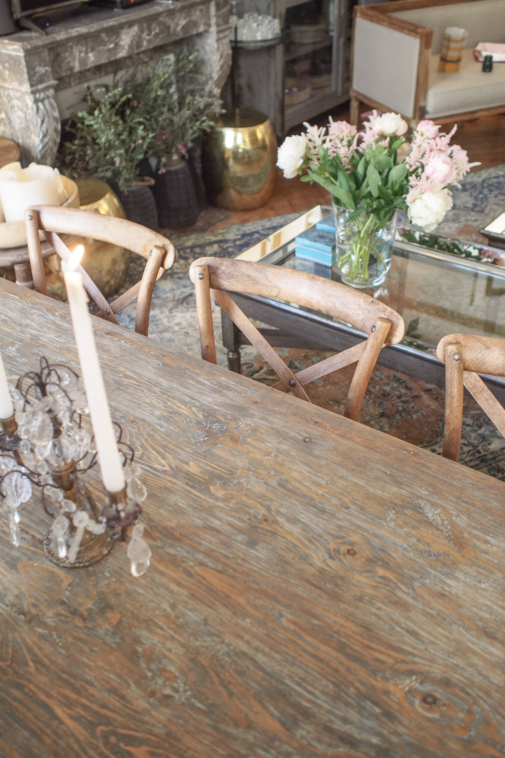Large table, baluster base — 6 to 8 covers