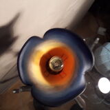 Lampe tripode bronze doré, tulipe pate de verre orange et bleu