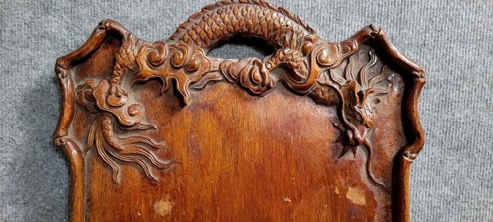 Asie Vers 1900 : plateau aux dragons en bois exotique