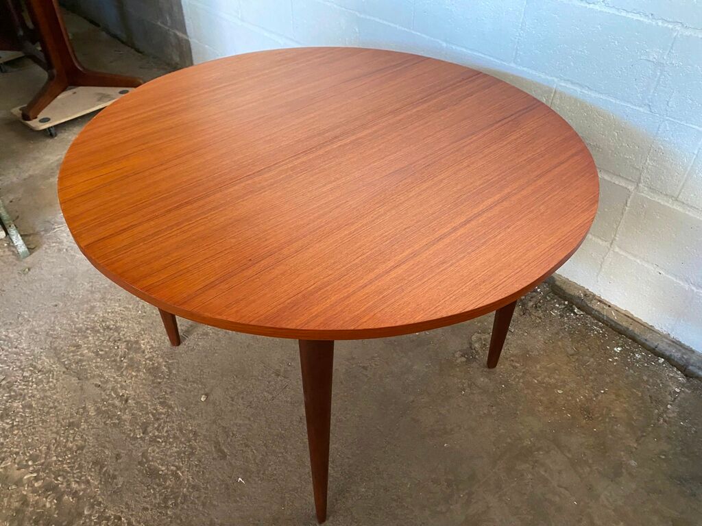 Scandinavian extendable round table in teak dia 110cm an60