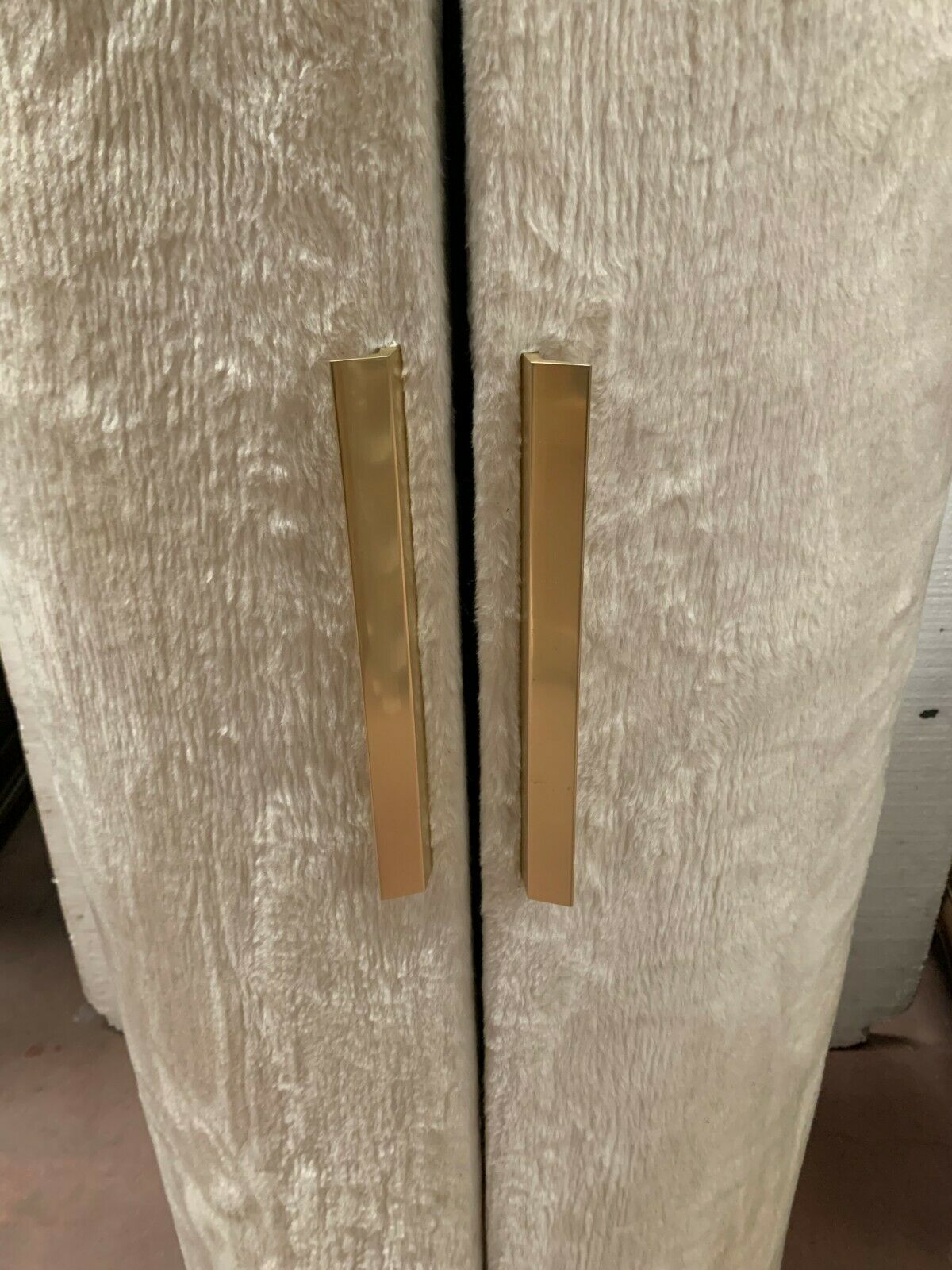 Coiffeuse ronde et son pouf en velours beige des années 70