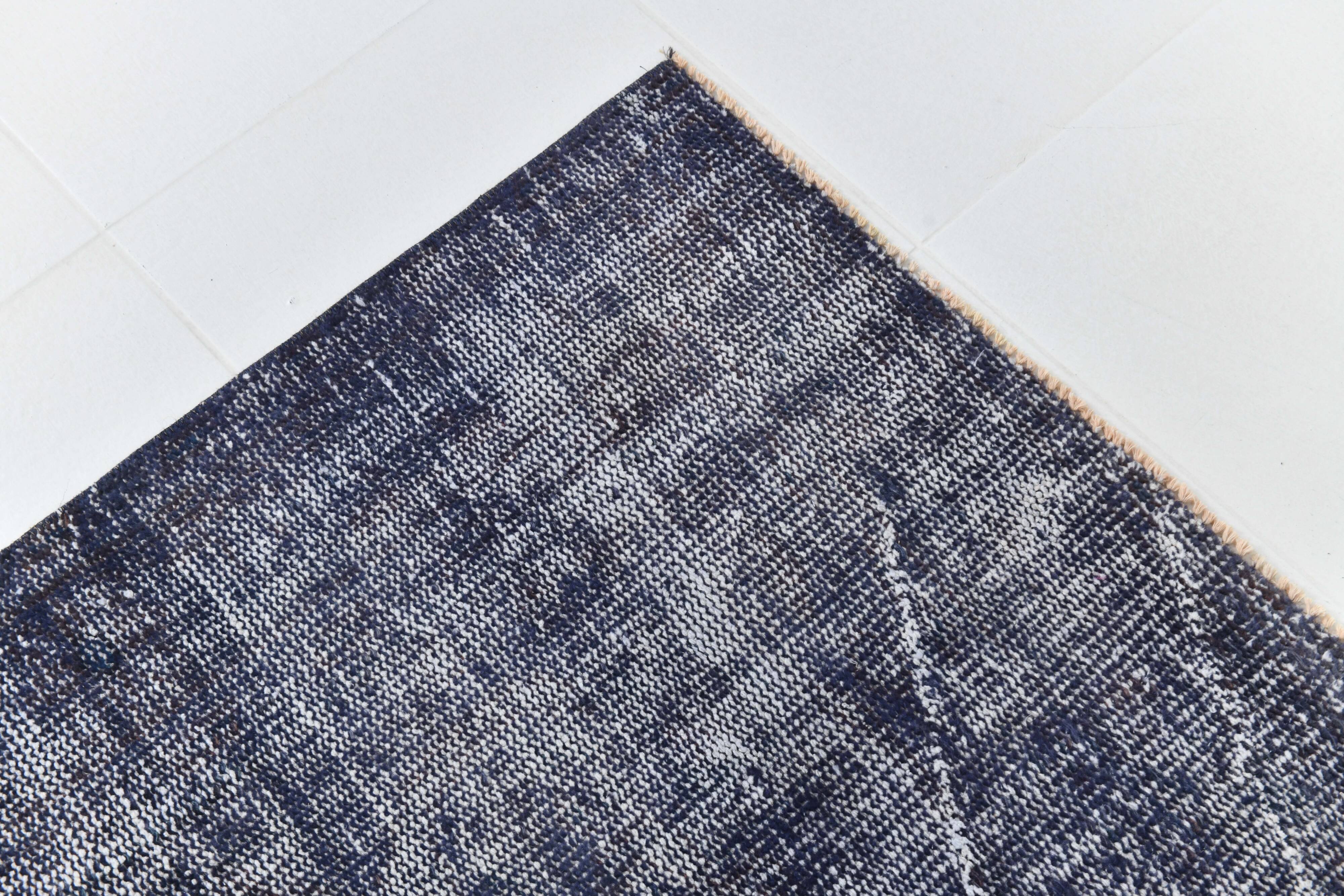 170x275 cm Dark Purpel vintage carpet, distressed dark purpel old carpet.