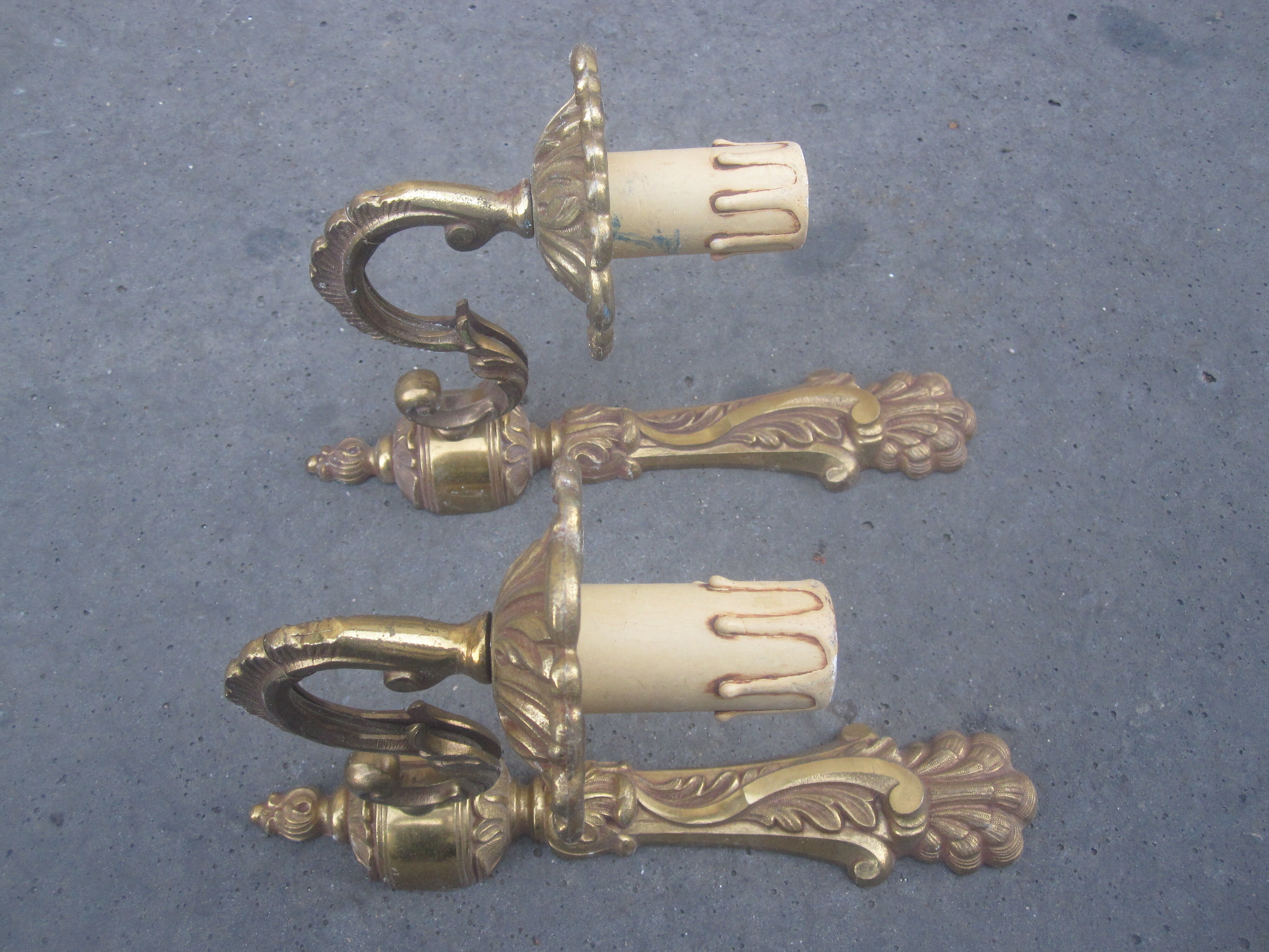 Pair of wall lights in brass