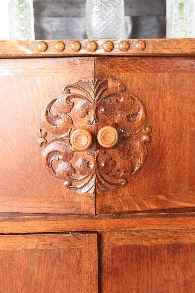 Placard ancien en chêne sculpté marron, fin XIXe, panneaux décoratifs et montants tournés