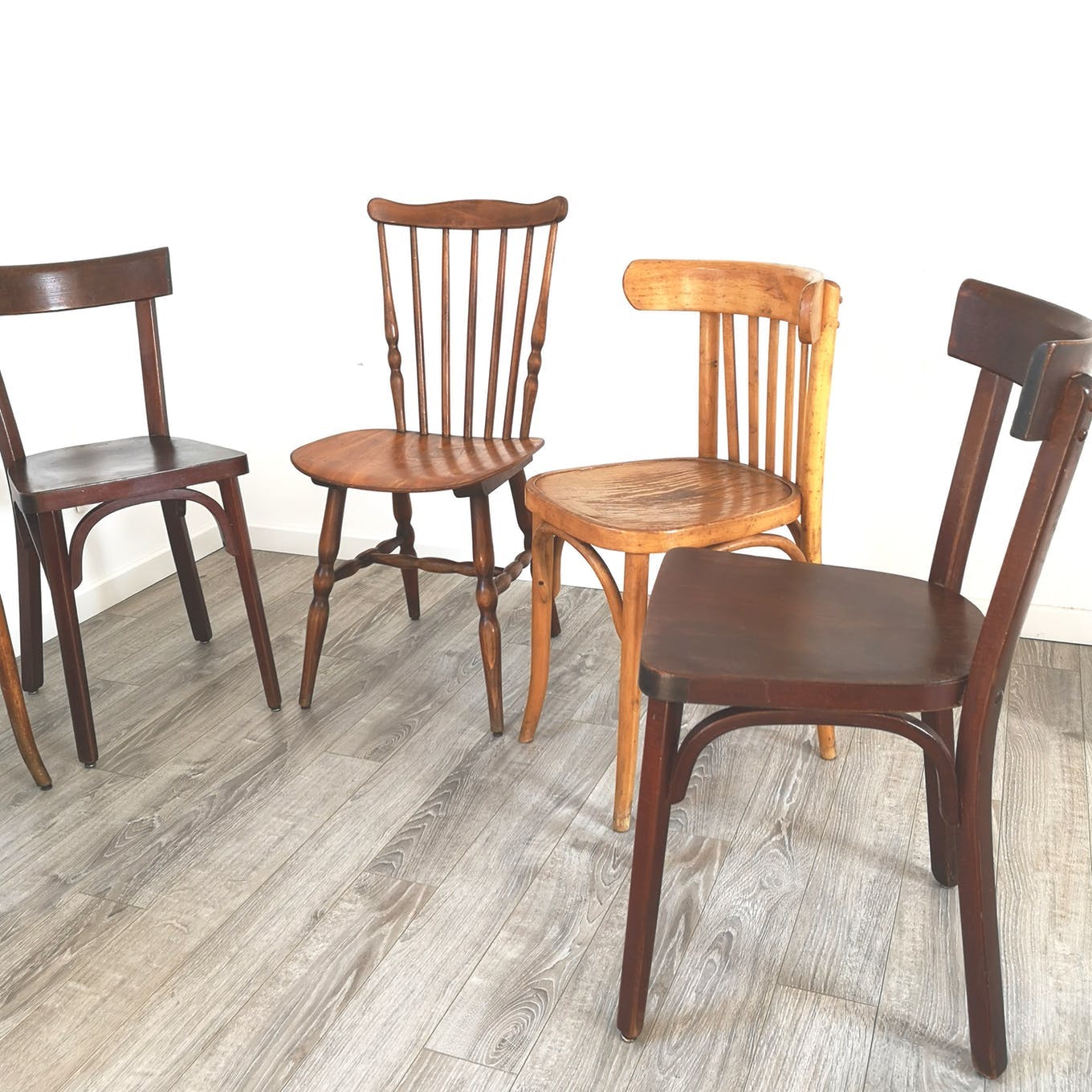 Ensemble de 8 chaises bistrot dépareillées