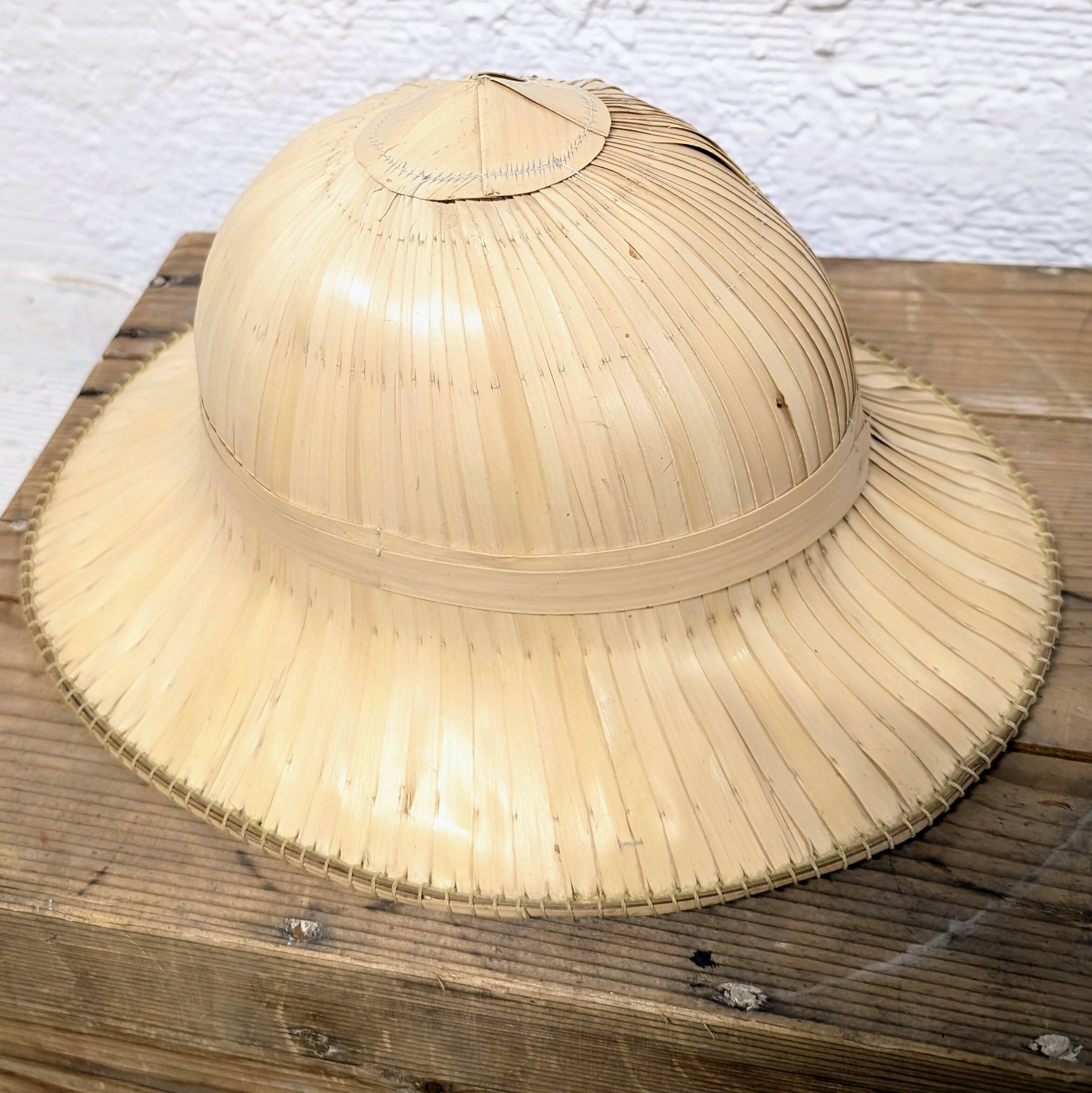 Colonial hat made of braided fibers
