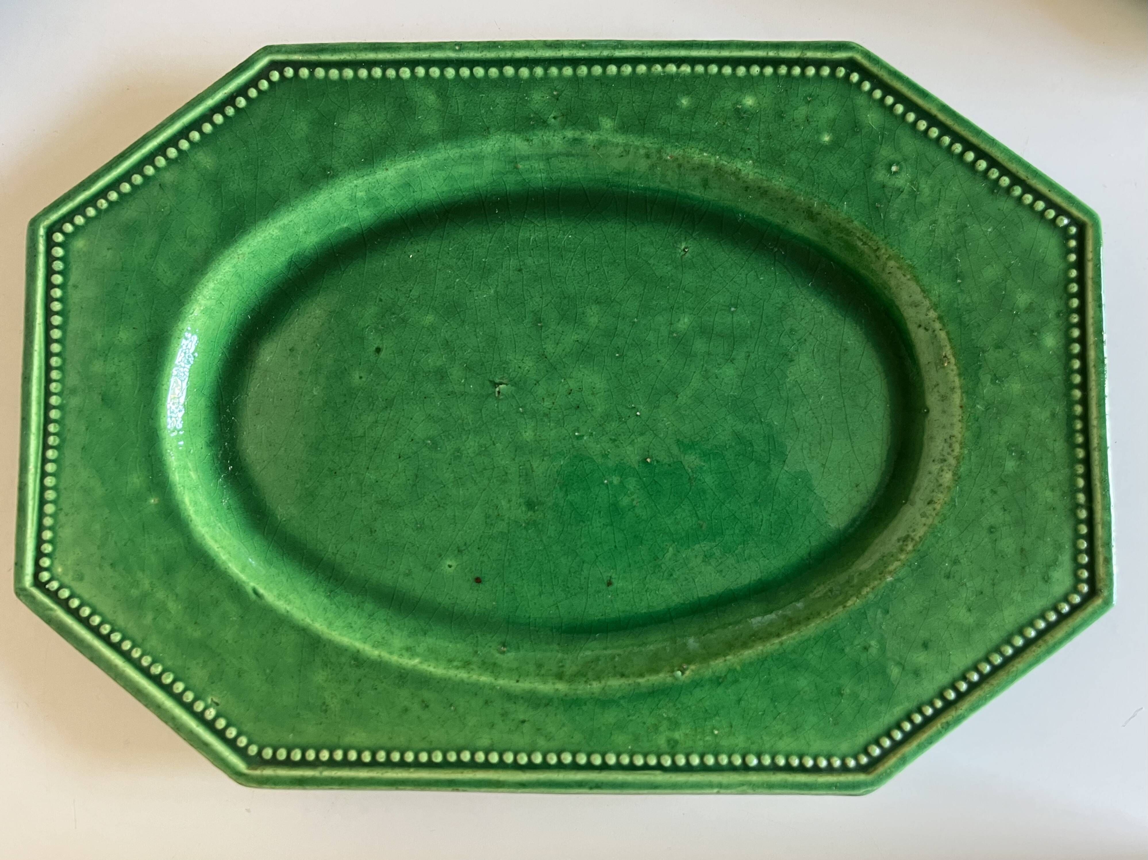Plat néoclassique octogonal perles en terre vernissée vert XL