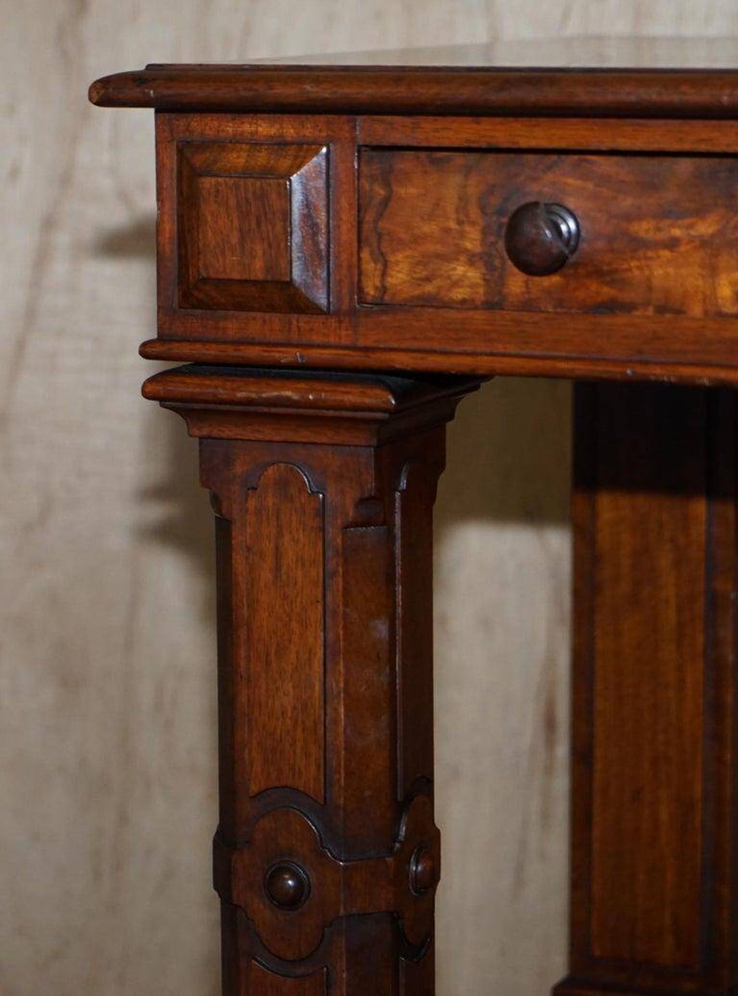 Table d'écriture Renaissance en noyer flamé style Pugin, vers 1850