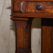 Table d'écriture Renaissance en noyer flamé style Pugin, vers 1850