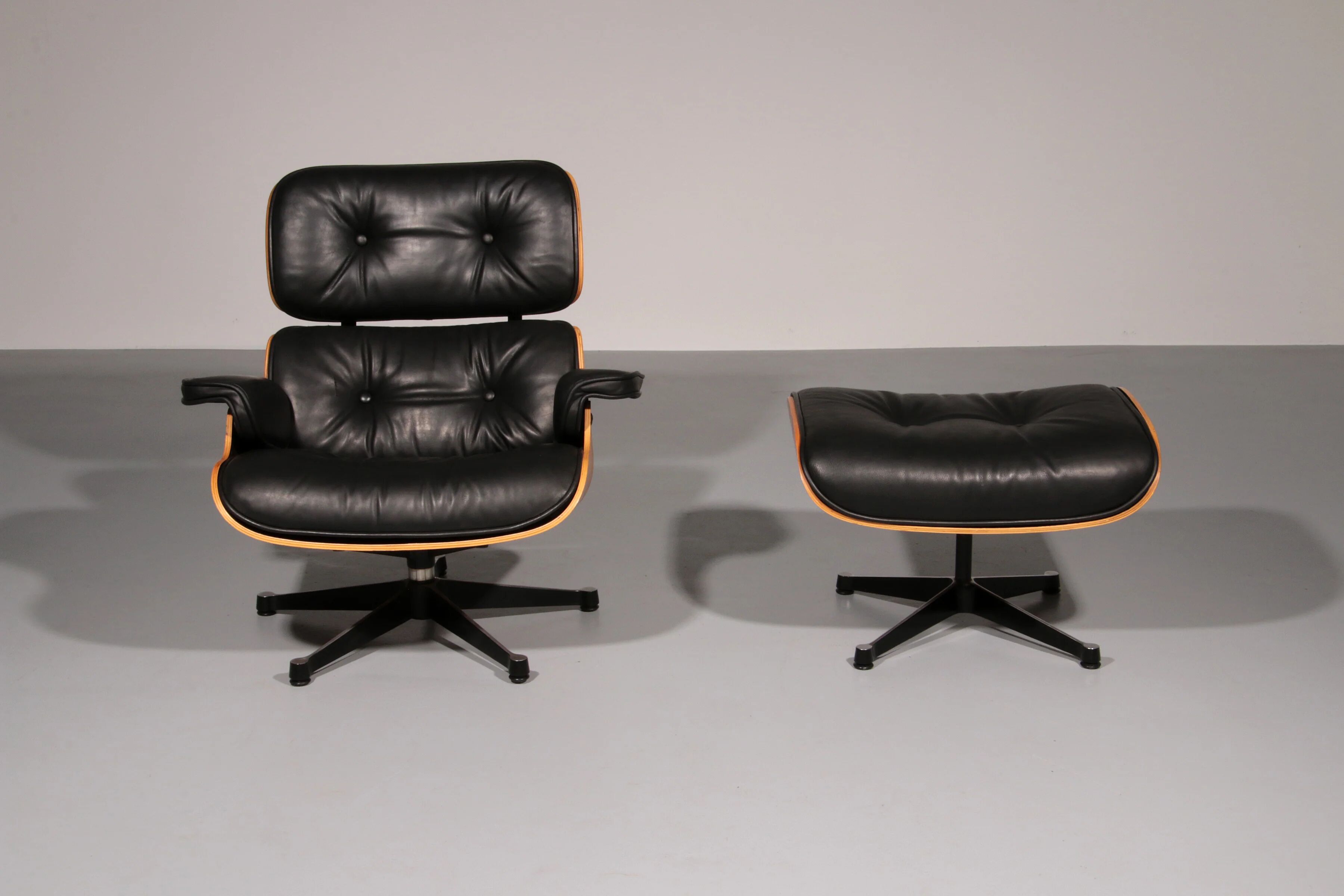 Ensemble de fauteuil et repose-pieds par Charles Eames, années 1960.