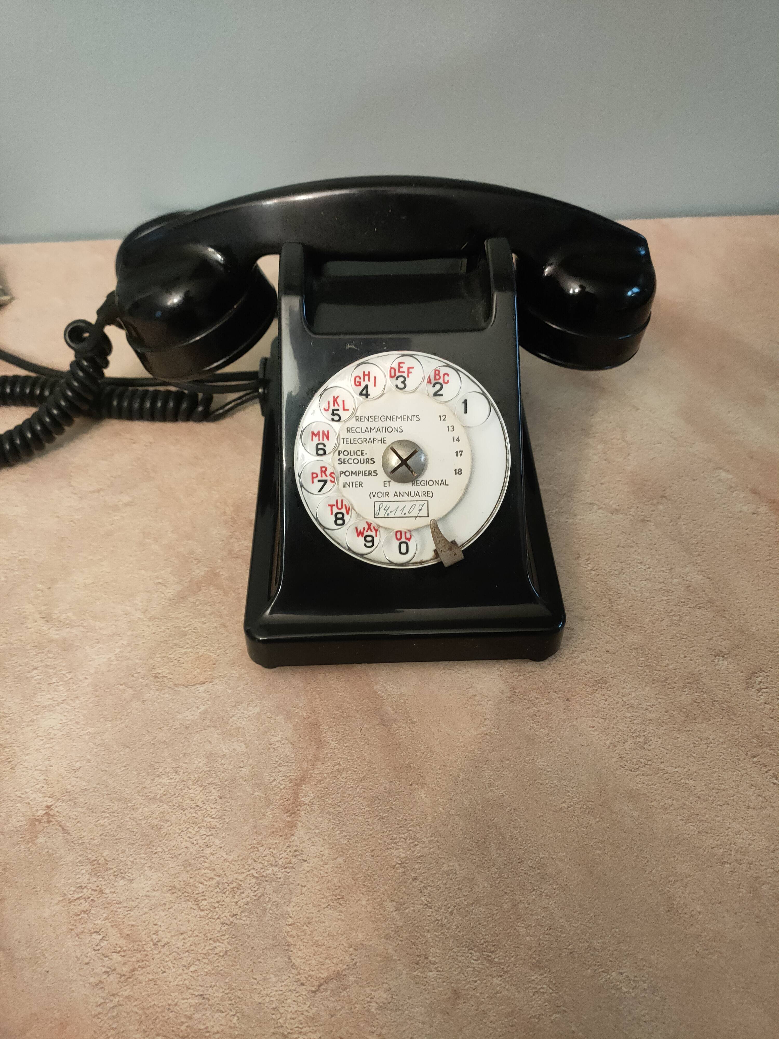 telephone from the 50s in black bakelite