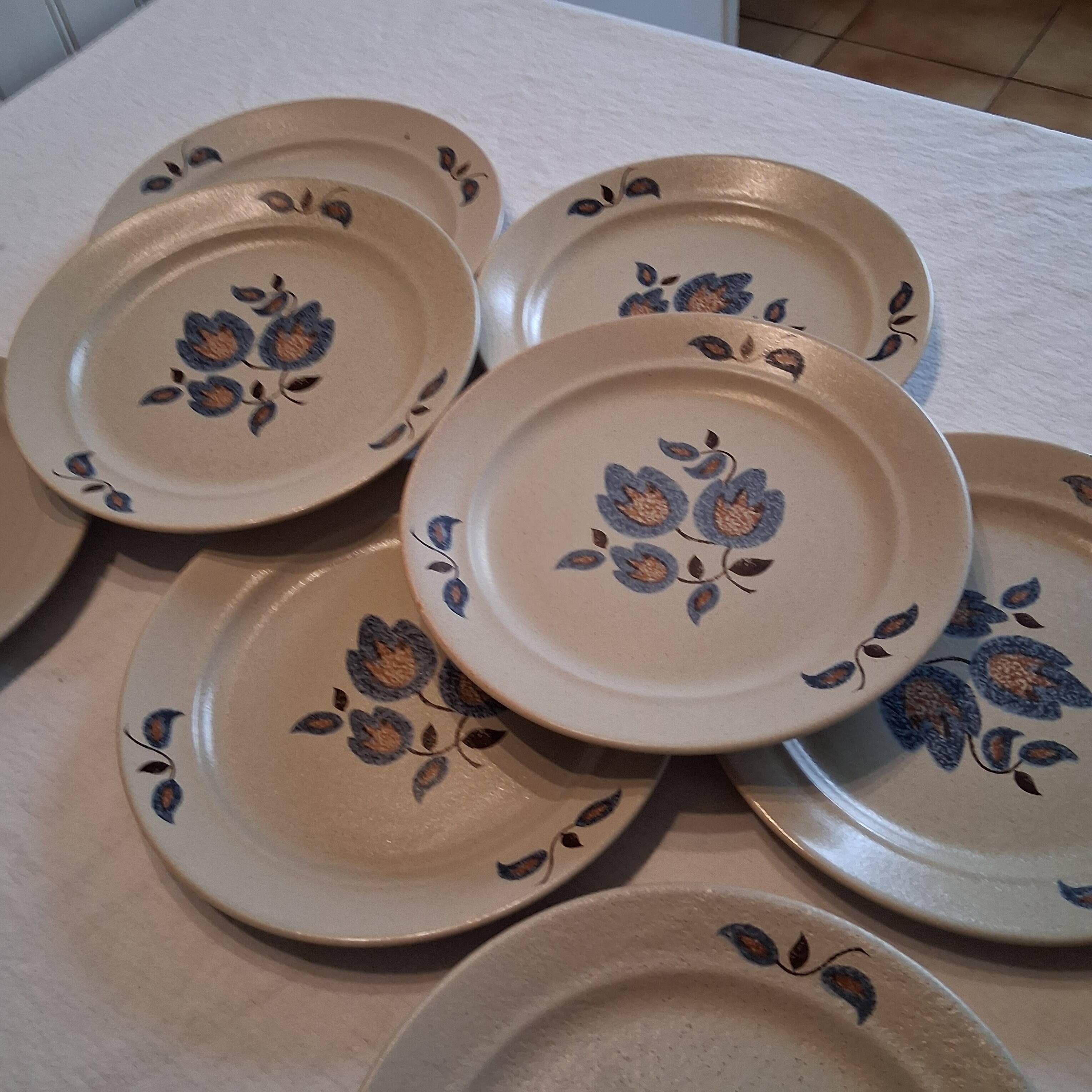 Set of 8 flat plates from St Amand model "Sologne" in good condition.